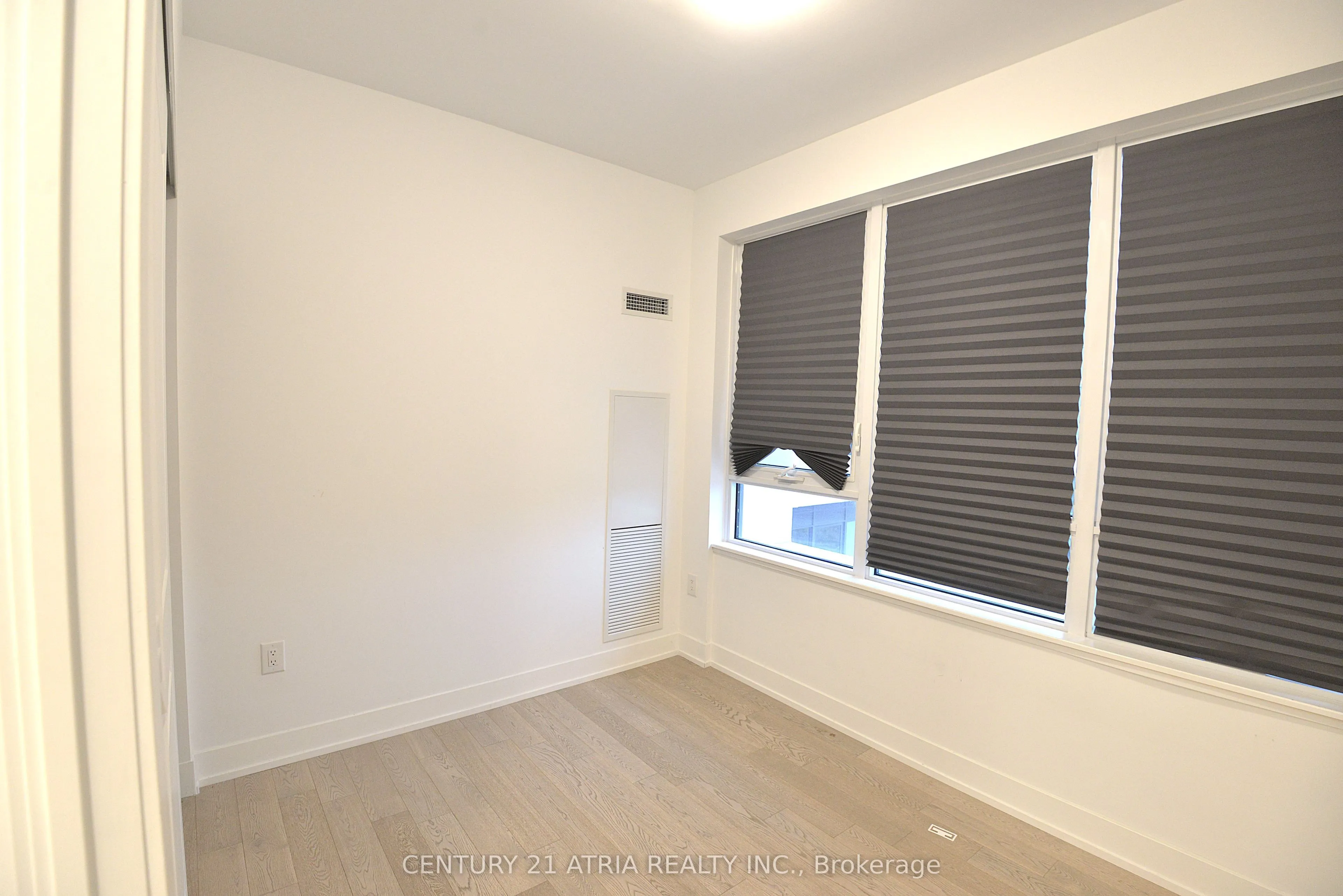 1063 Douglas McCurdy Common #901