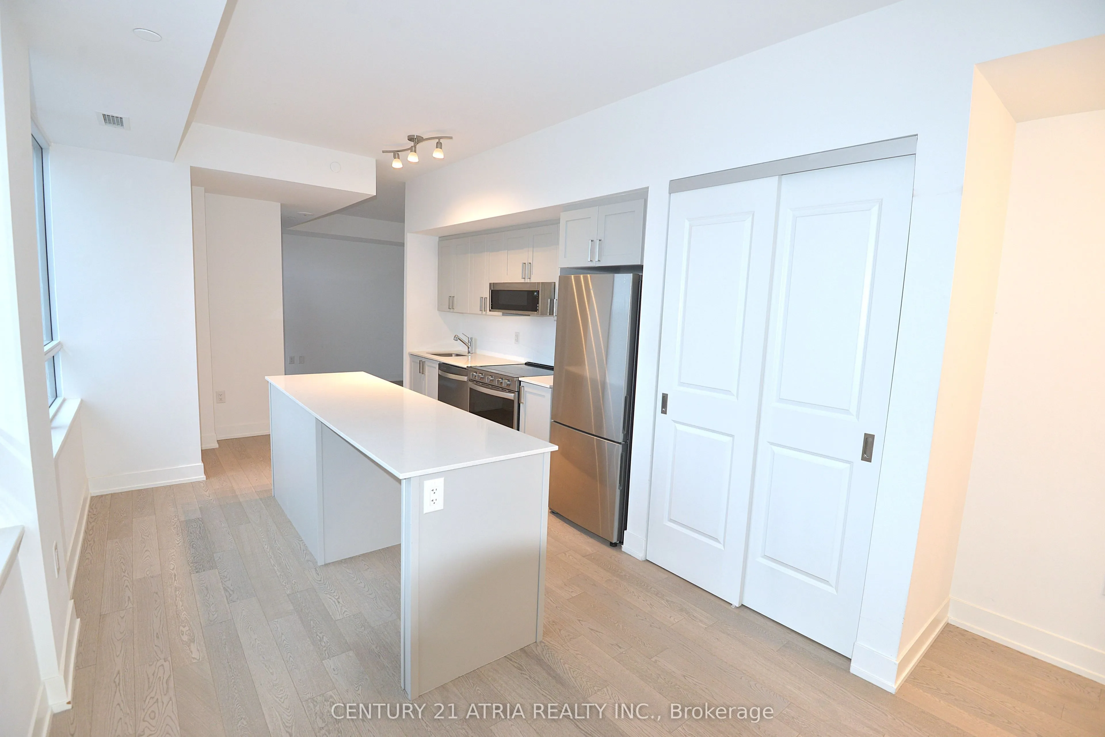 1063 Douglas McCurdy Common #901