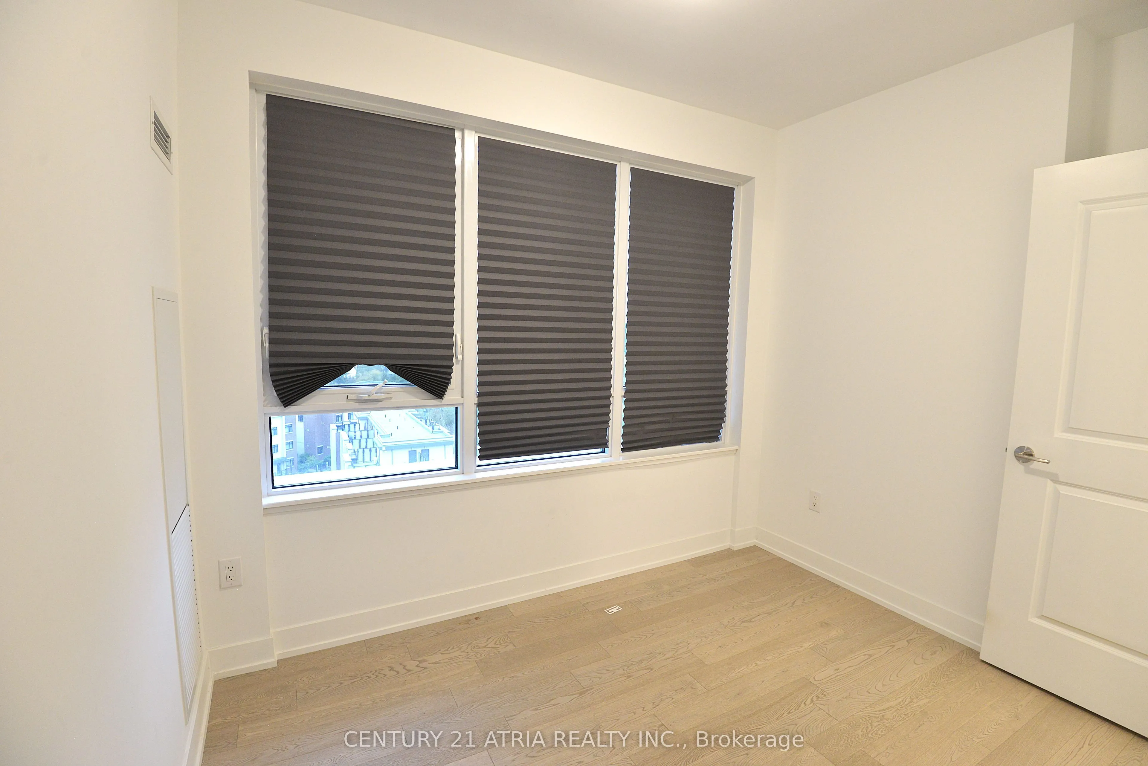 1063 Douglas McCurdy Common #901