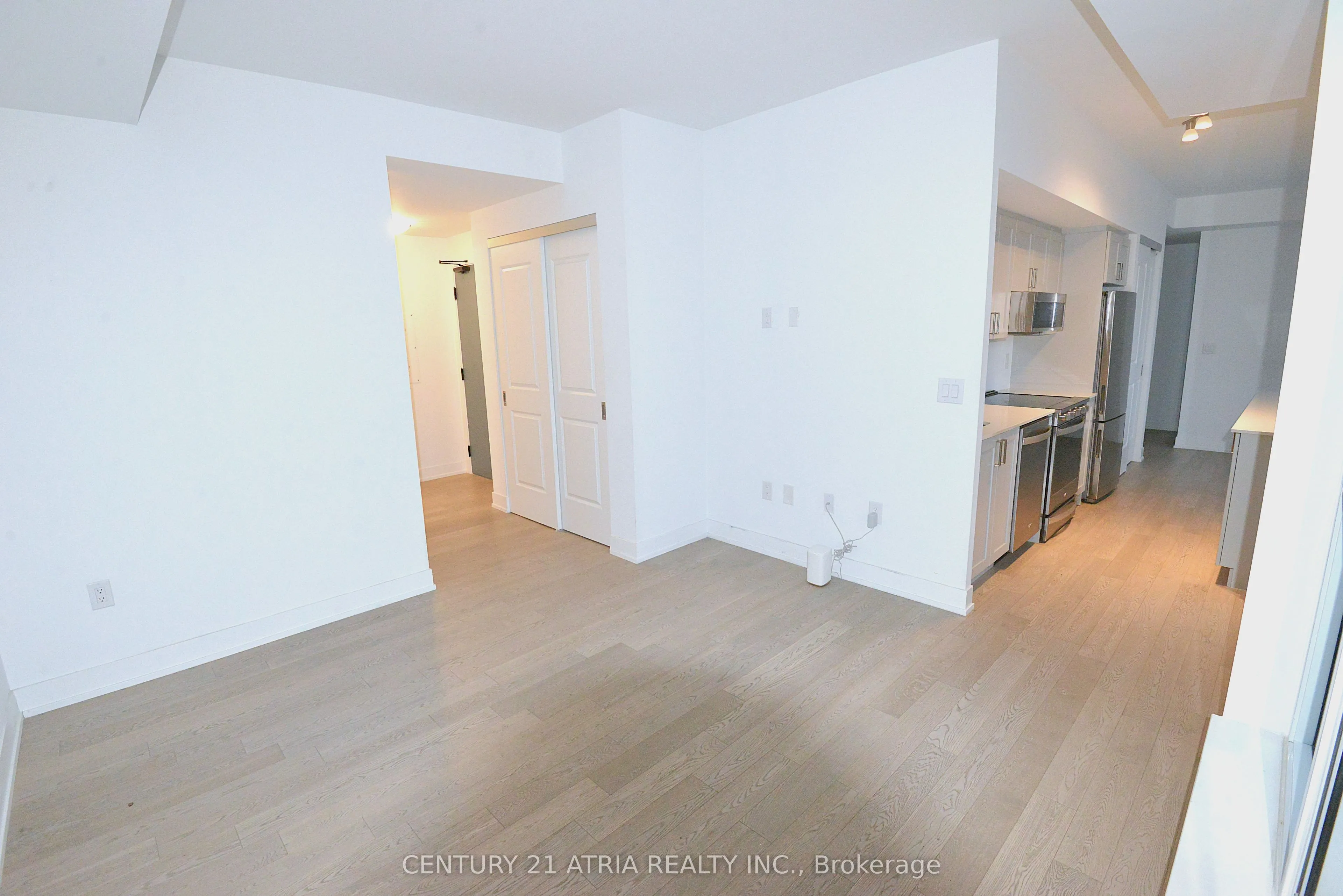 1063 Douglas McCurdy Common #901