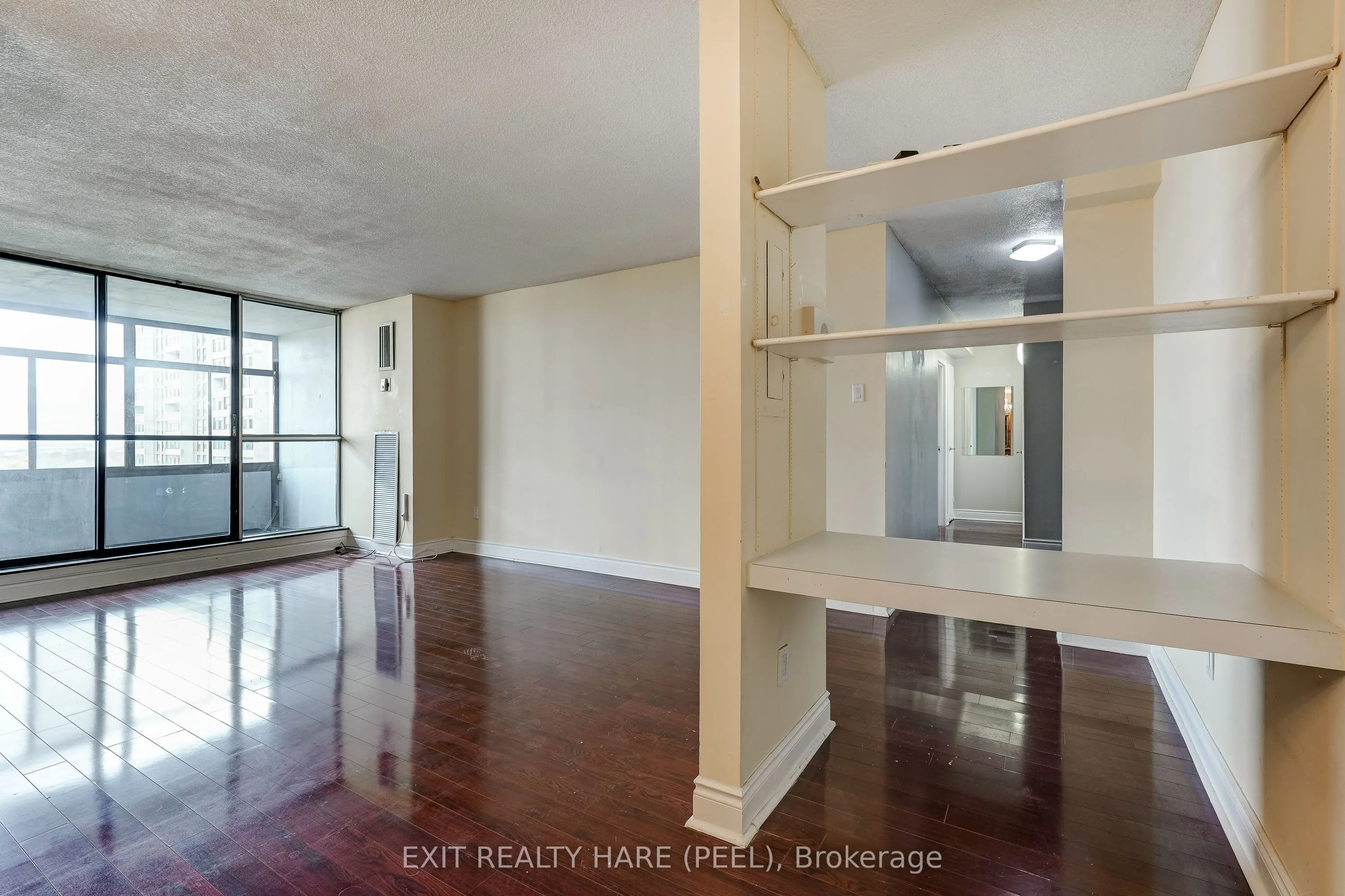 15 Kensington Road #1005