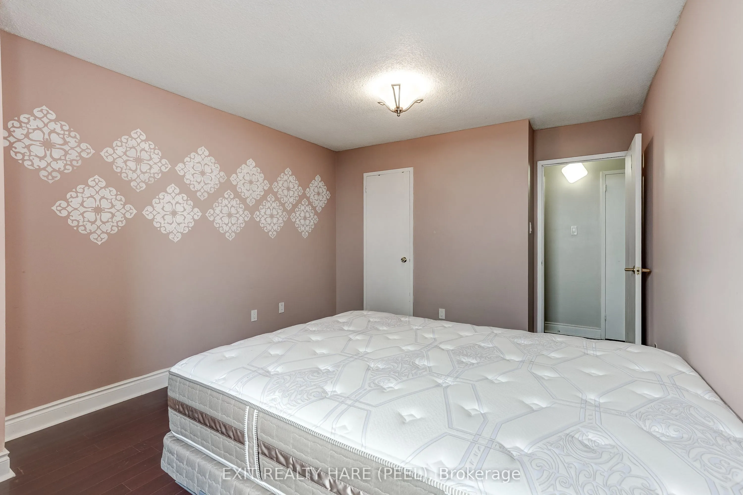 15 Kensington Road #1005