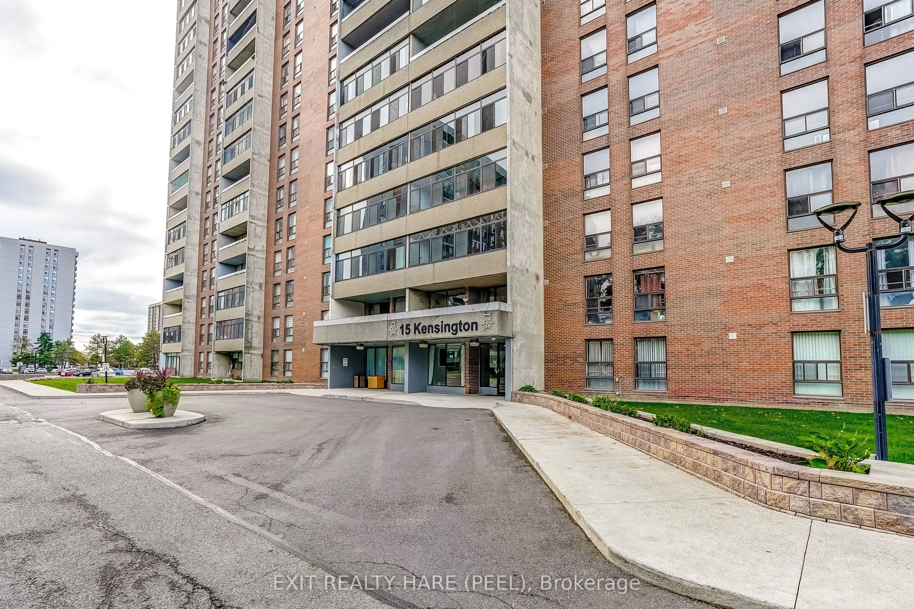 15 Kensington Road #1005