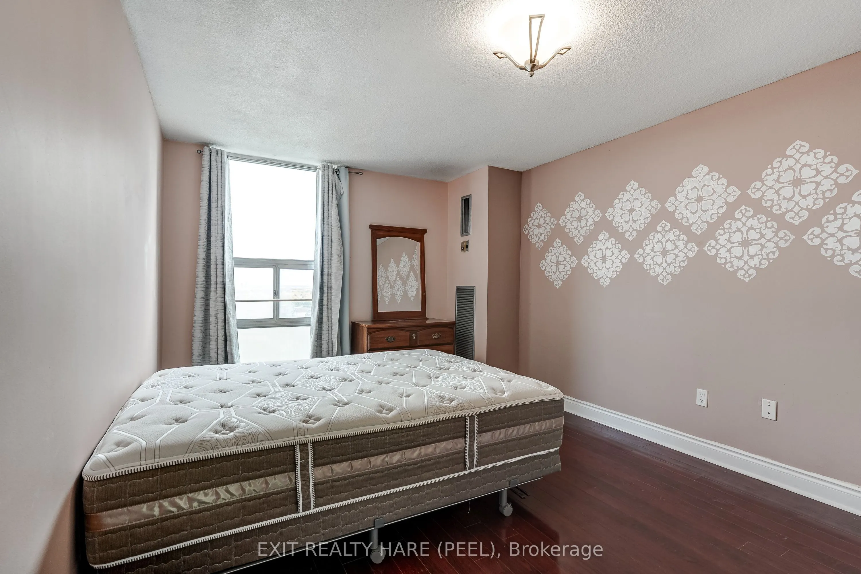 15 Kensington Road #1005
