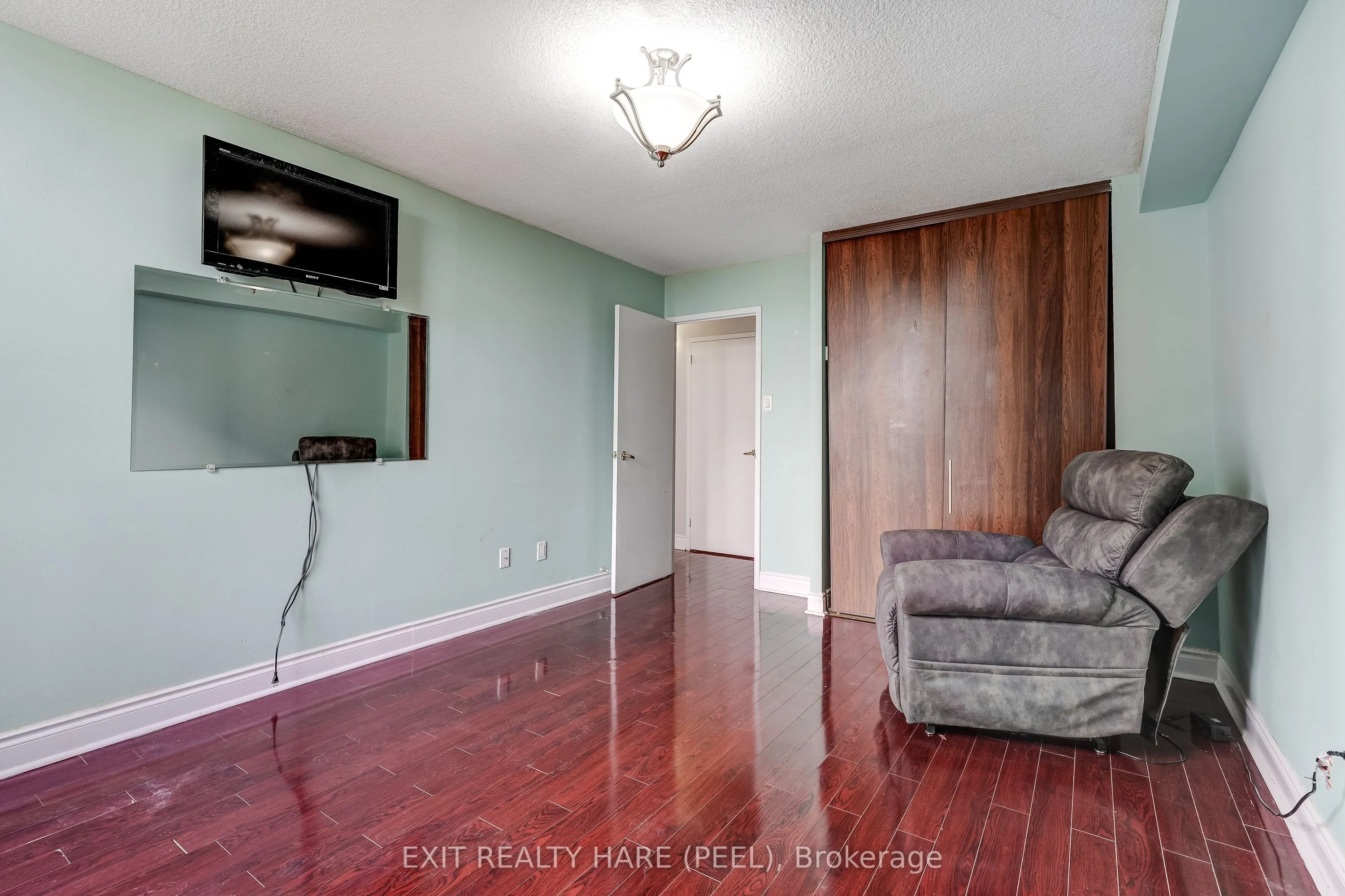 15 Kensington Road #1005