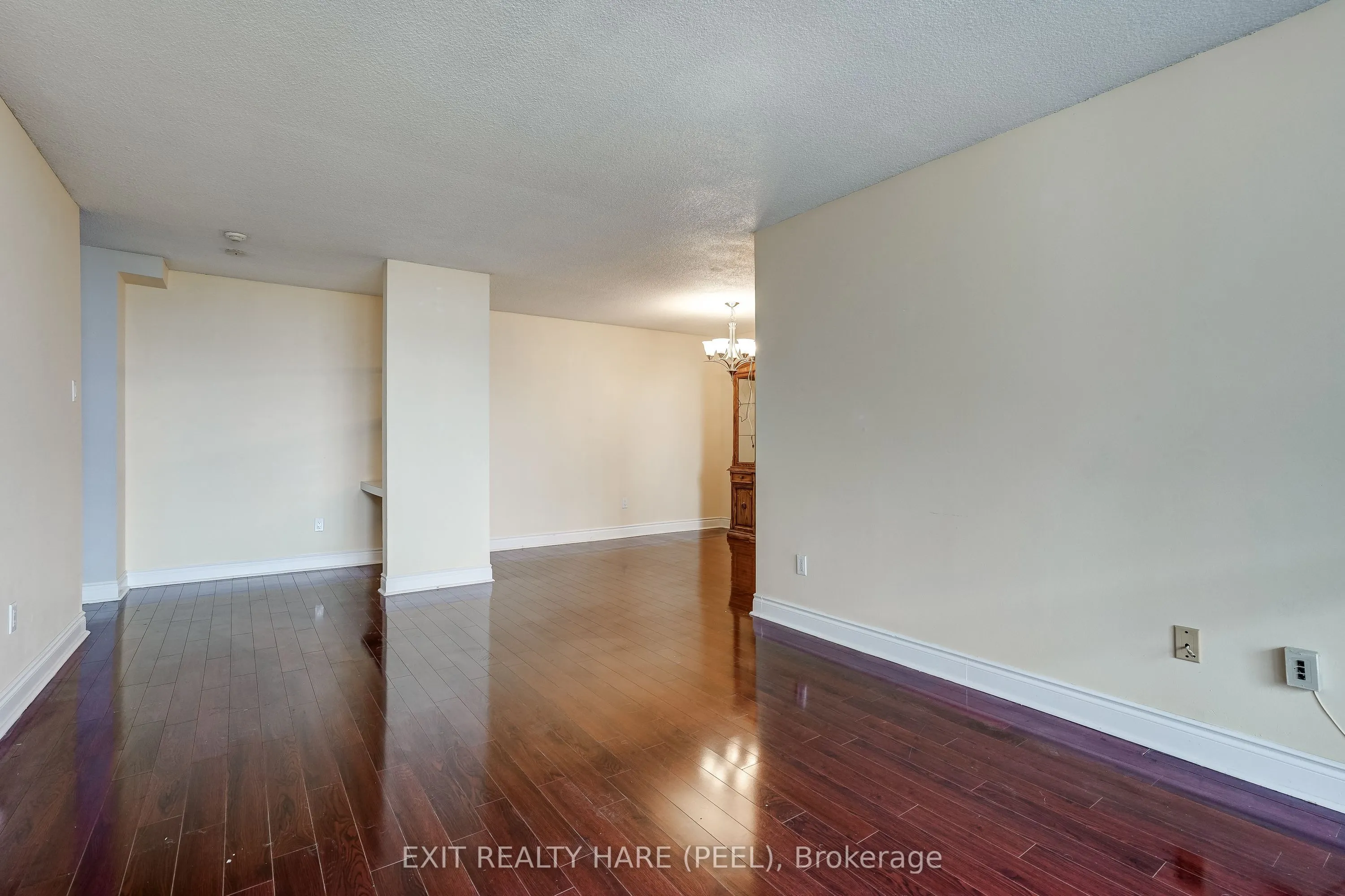 15 Kensington Road #1005