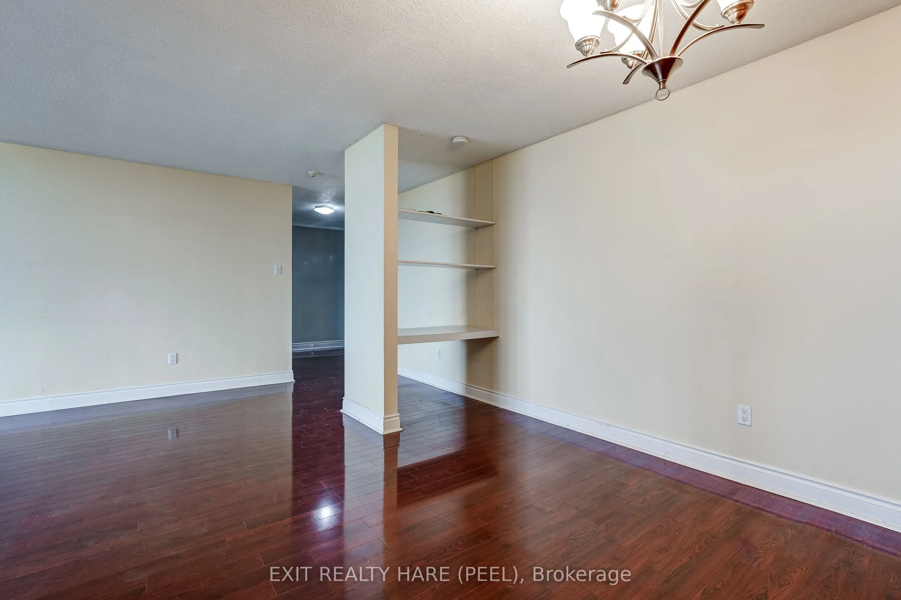 15 Kensington Road #1005