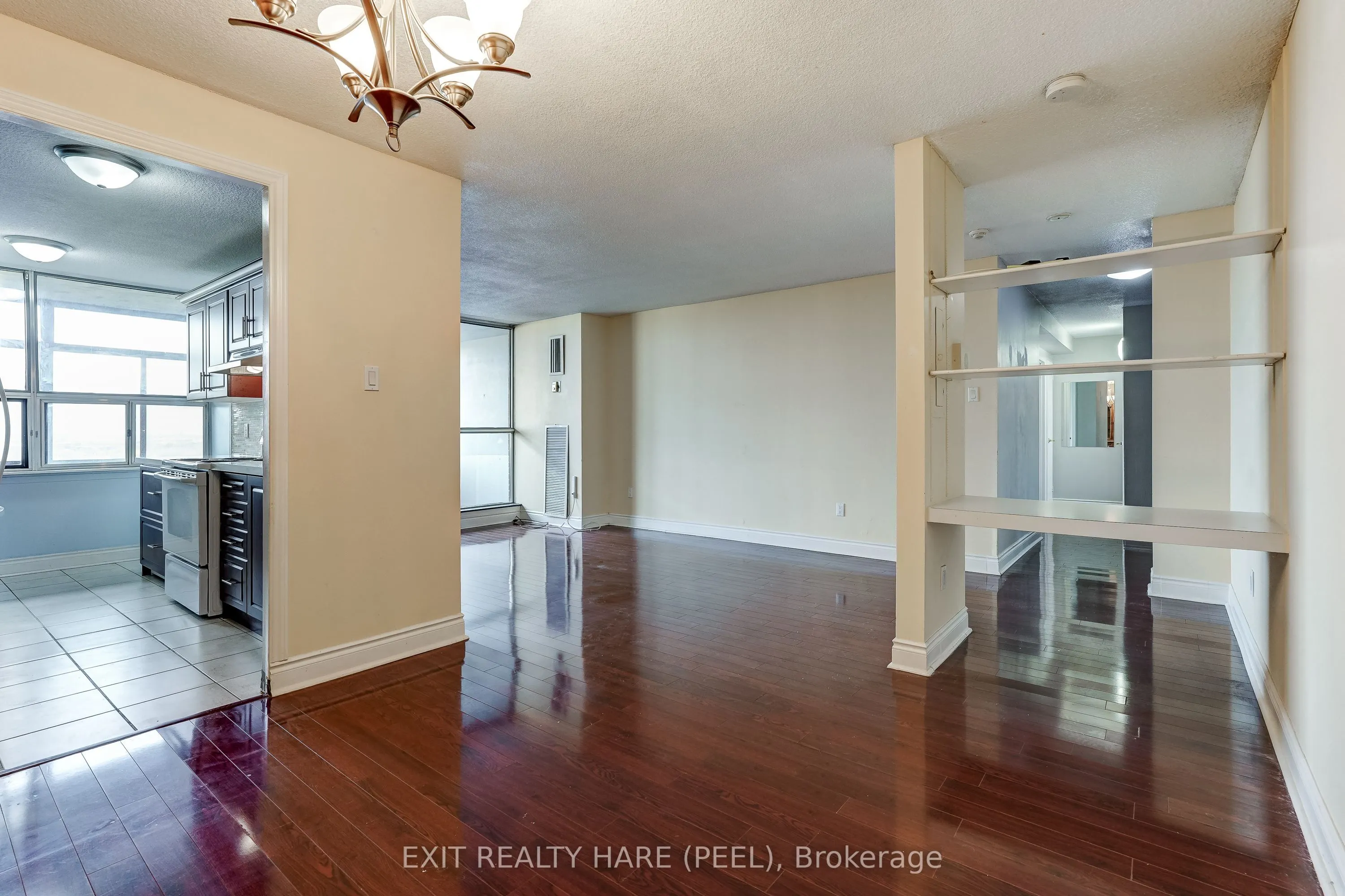 15 Kensington Road #1005