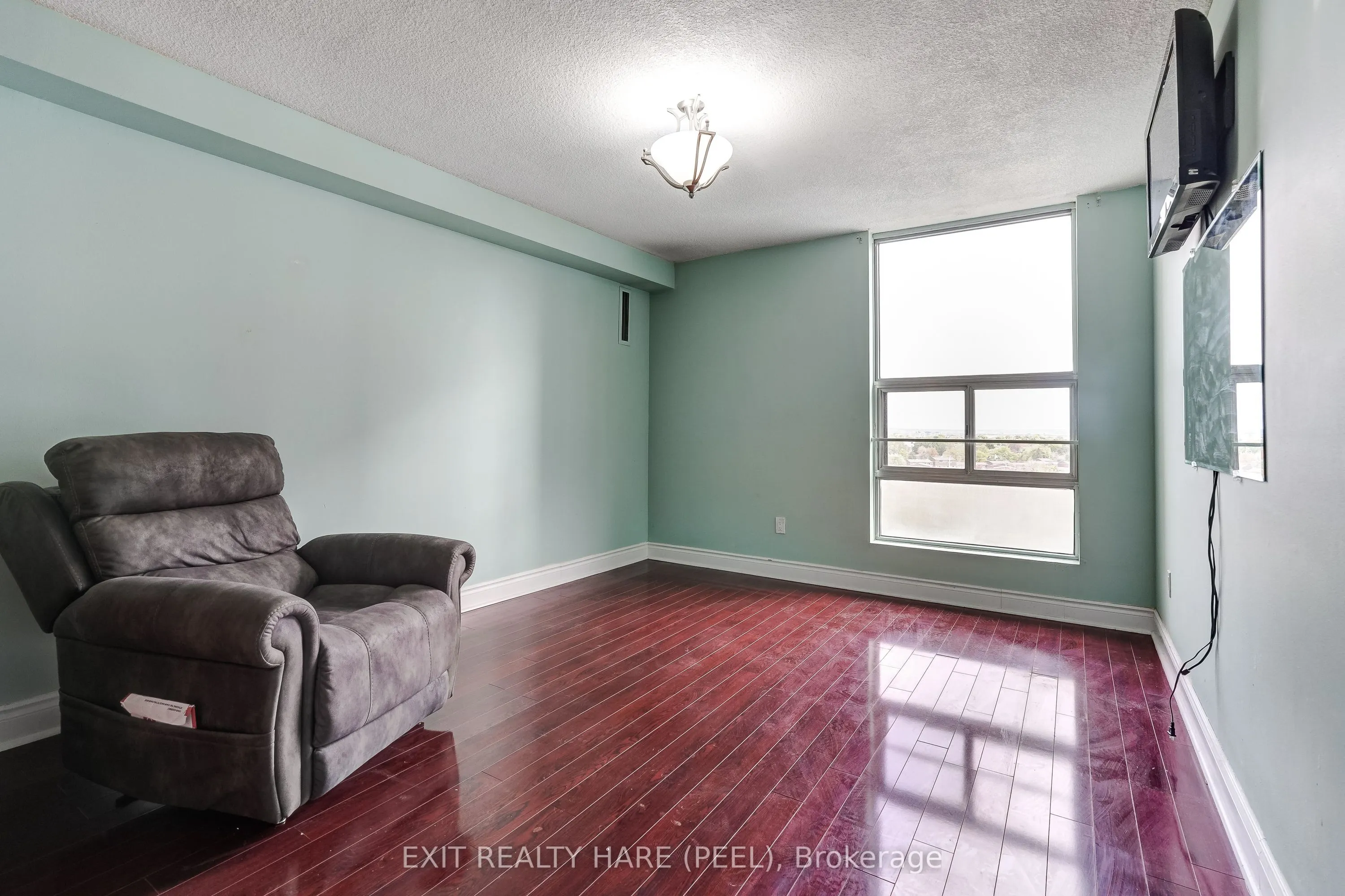 15 Kensington Road #1005