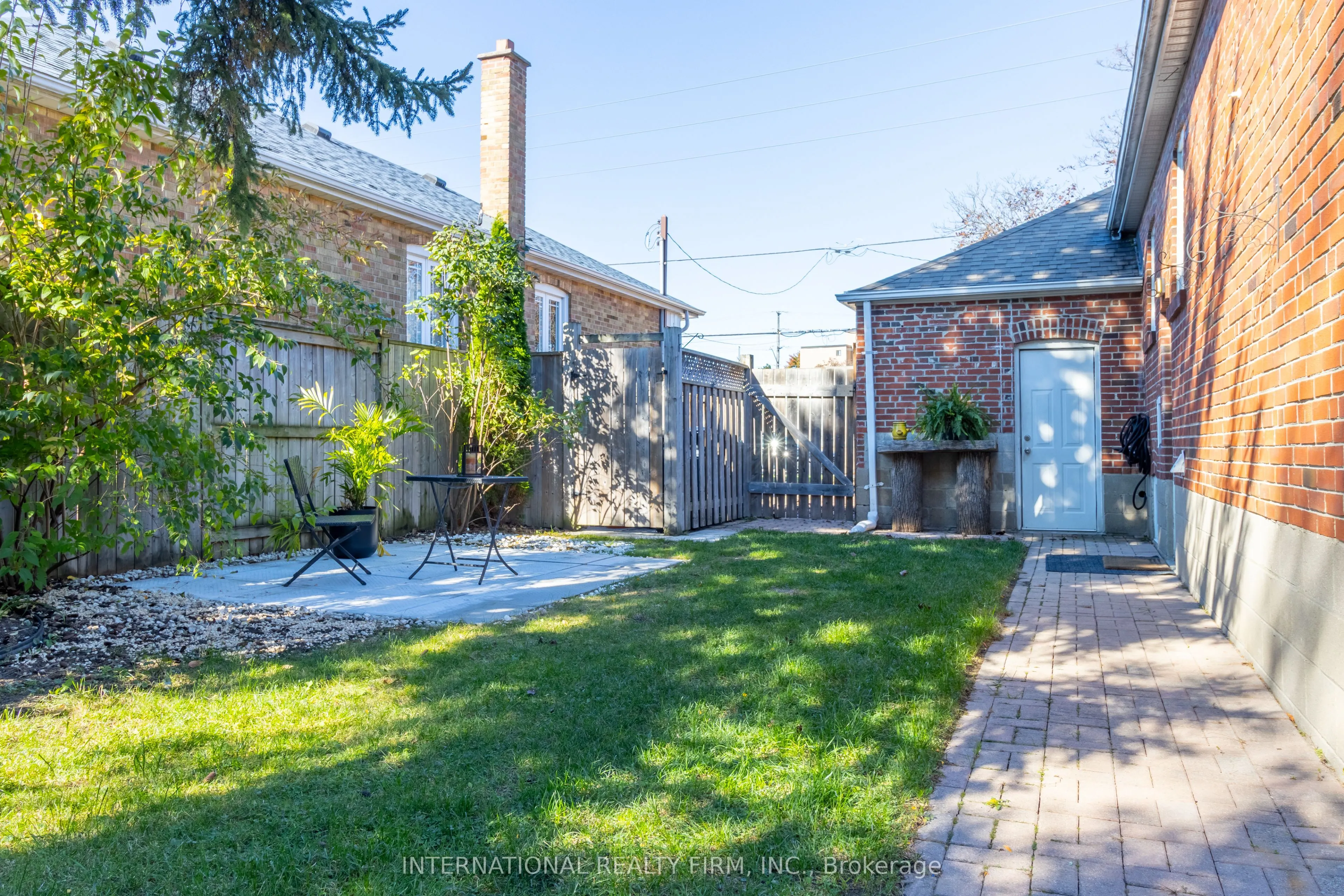 582 South Service Road