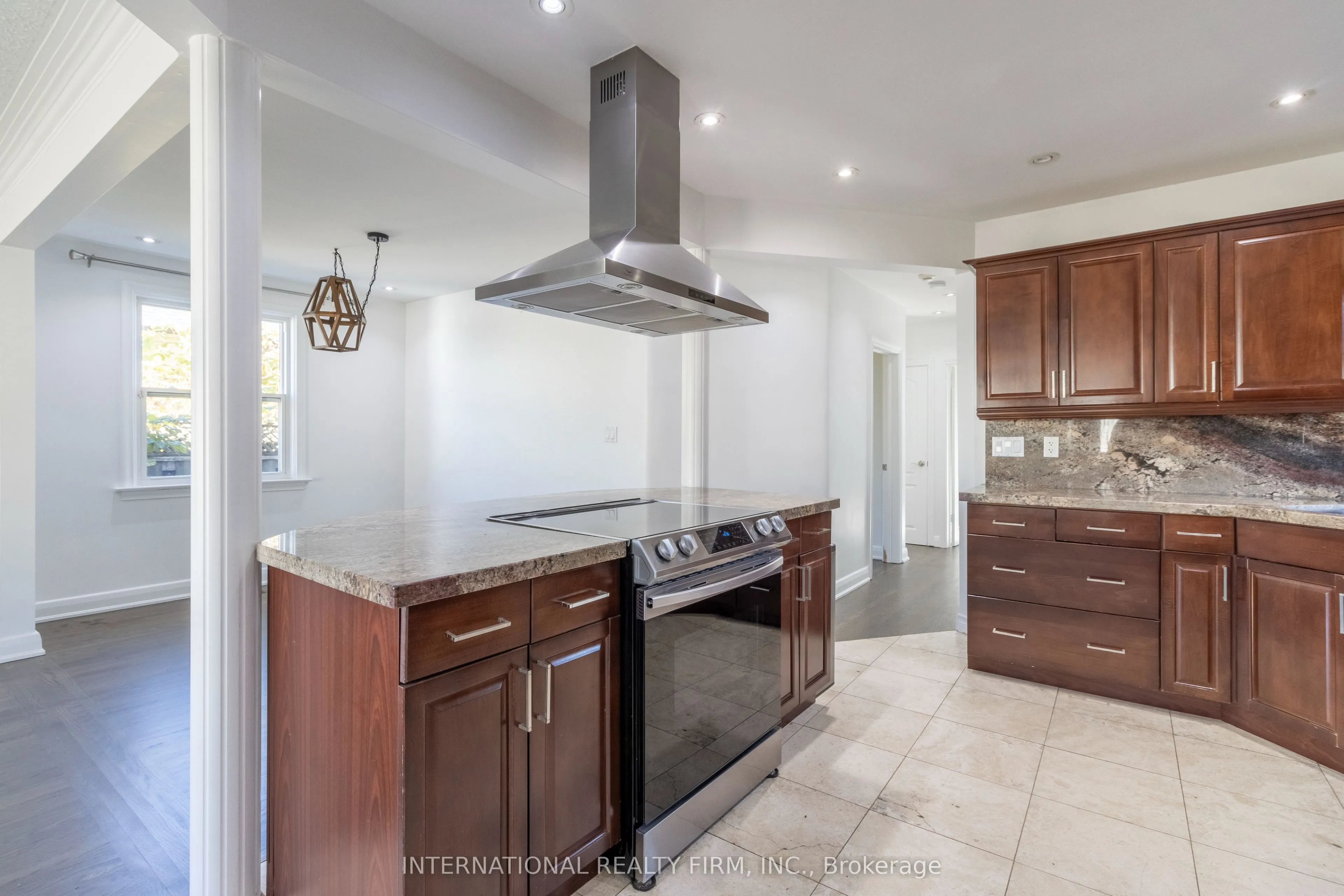 582 South Service Road