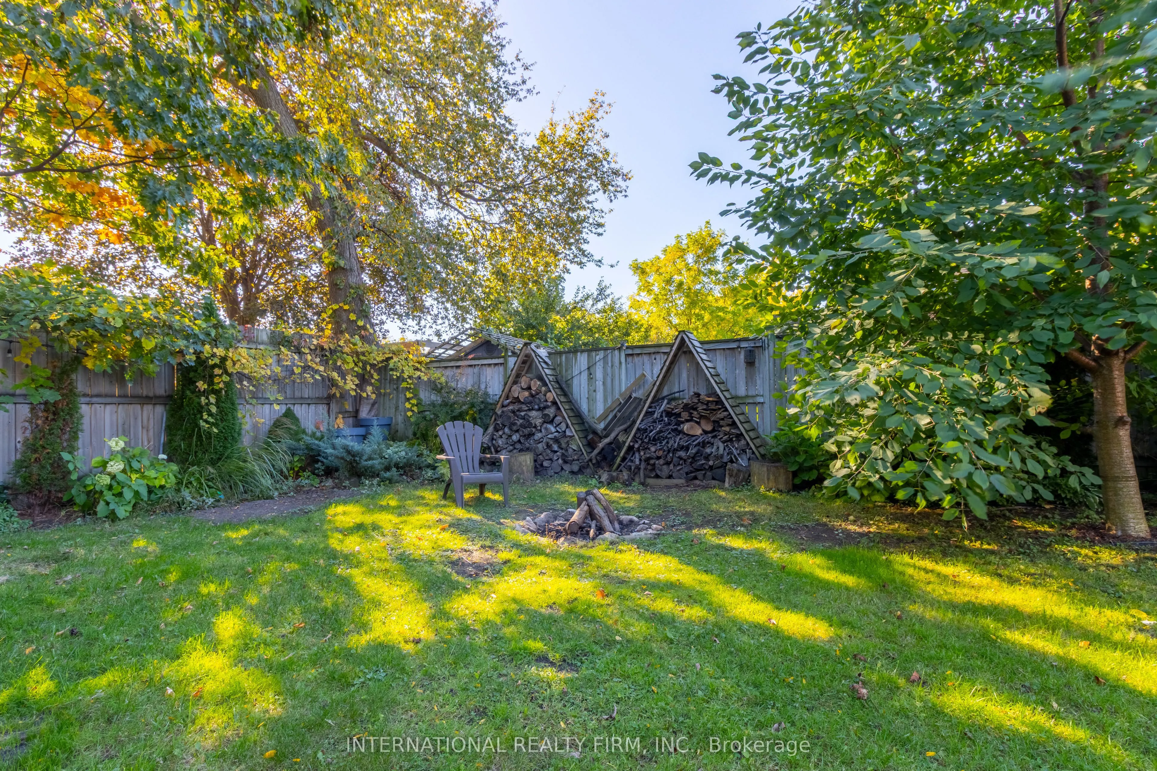 582 South Service Road