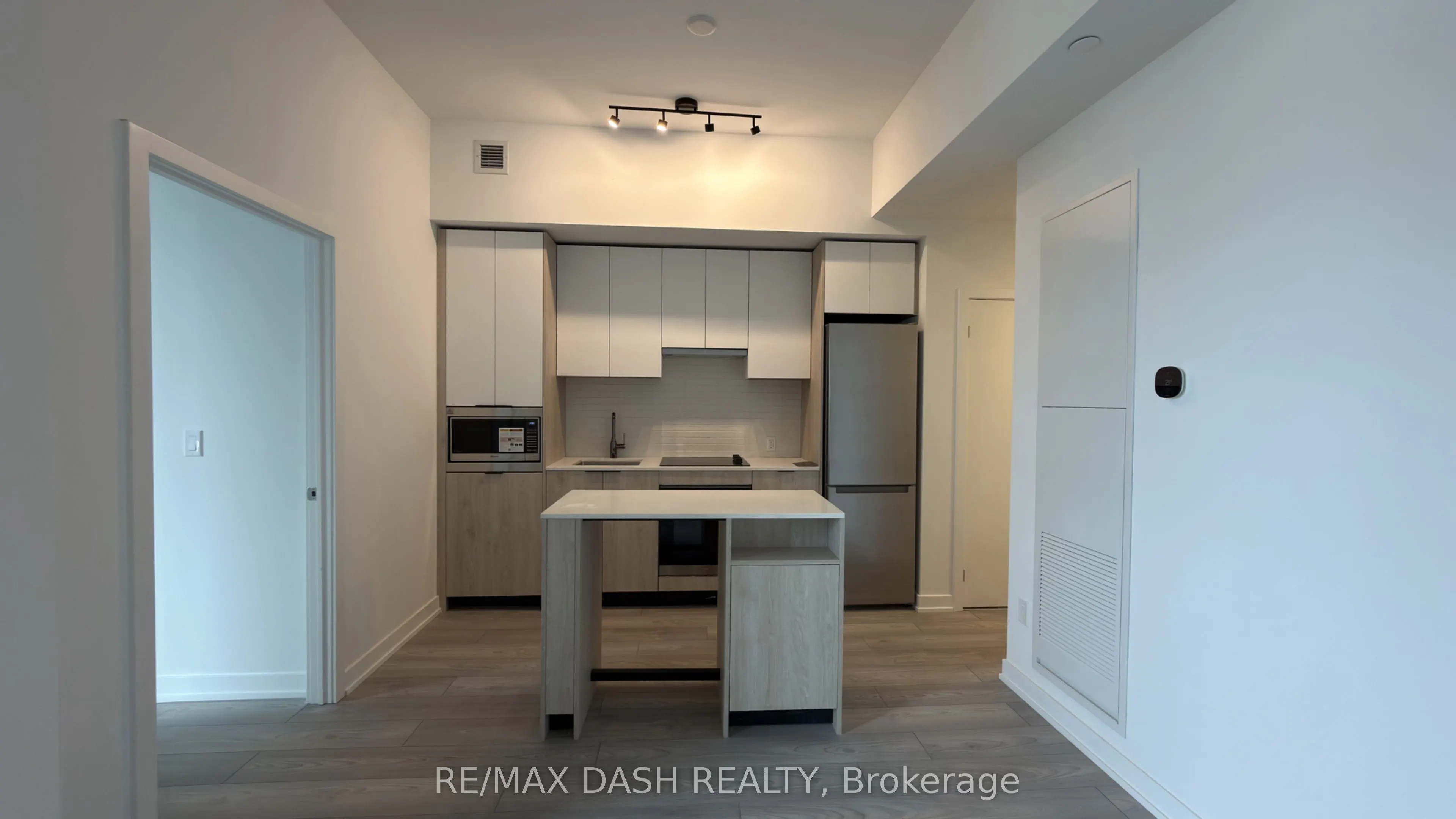 1007 THE QUEENSWAY Avenue #621