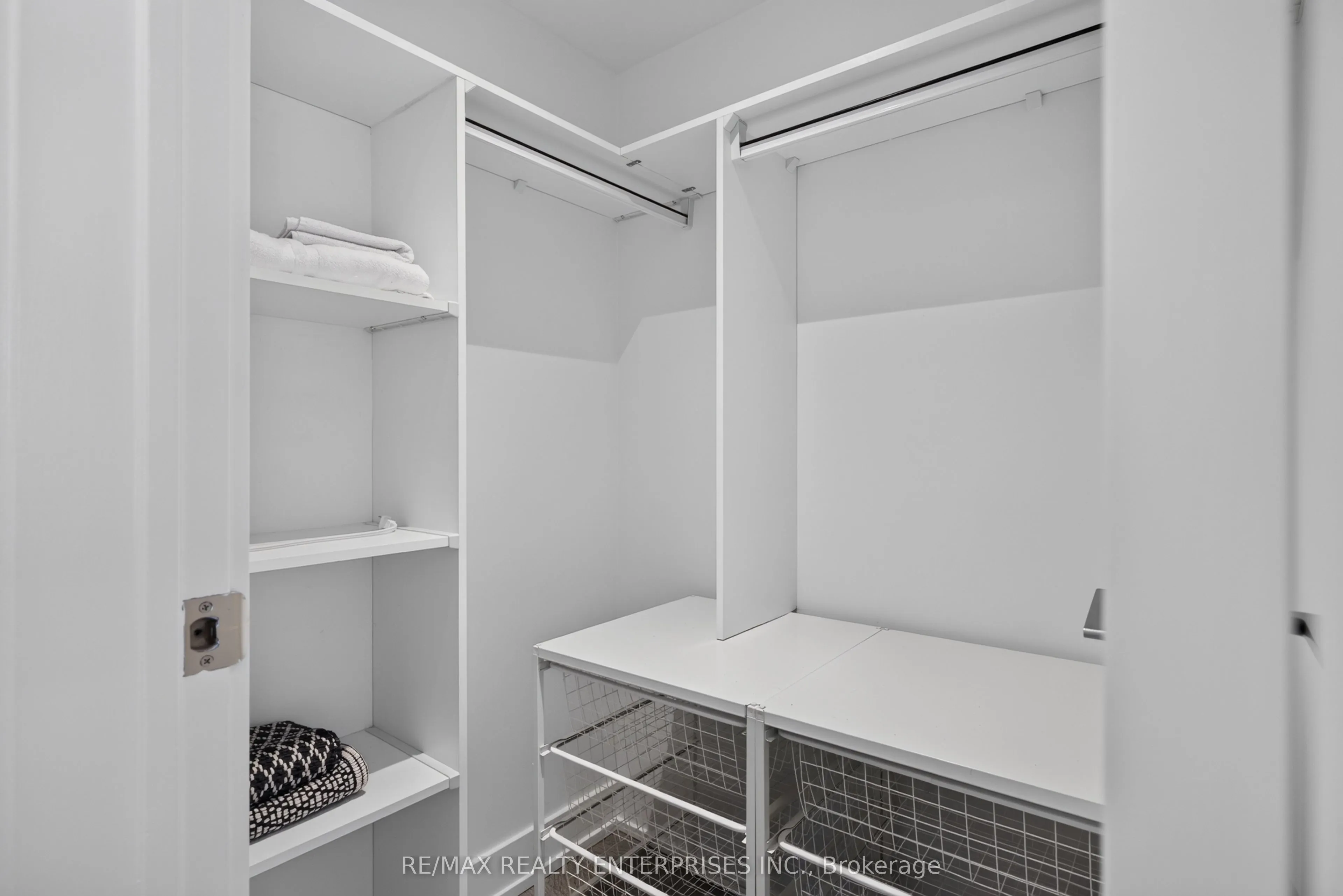 9 MABELLE Avenue #2818