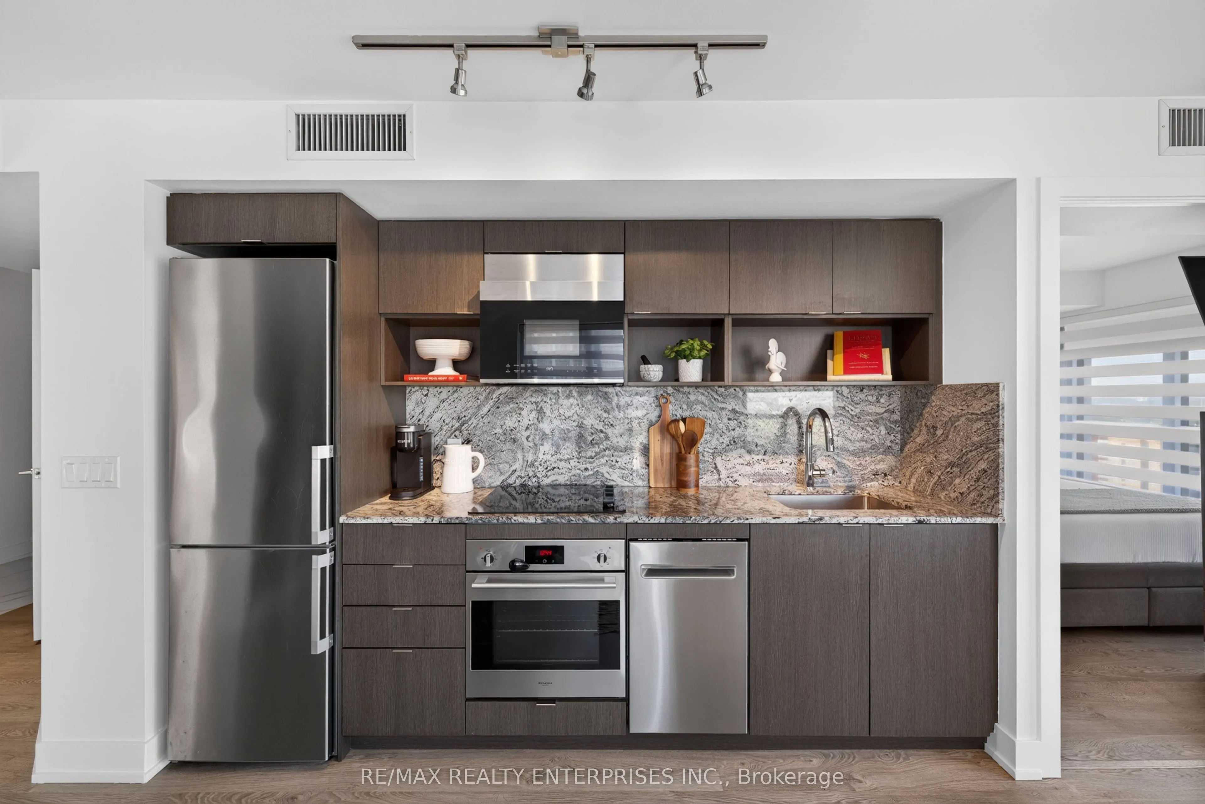 9 MABELLE Avenue #2818