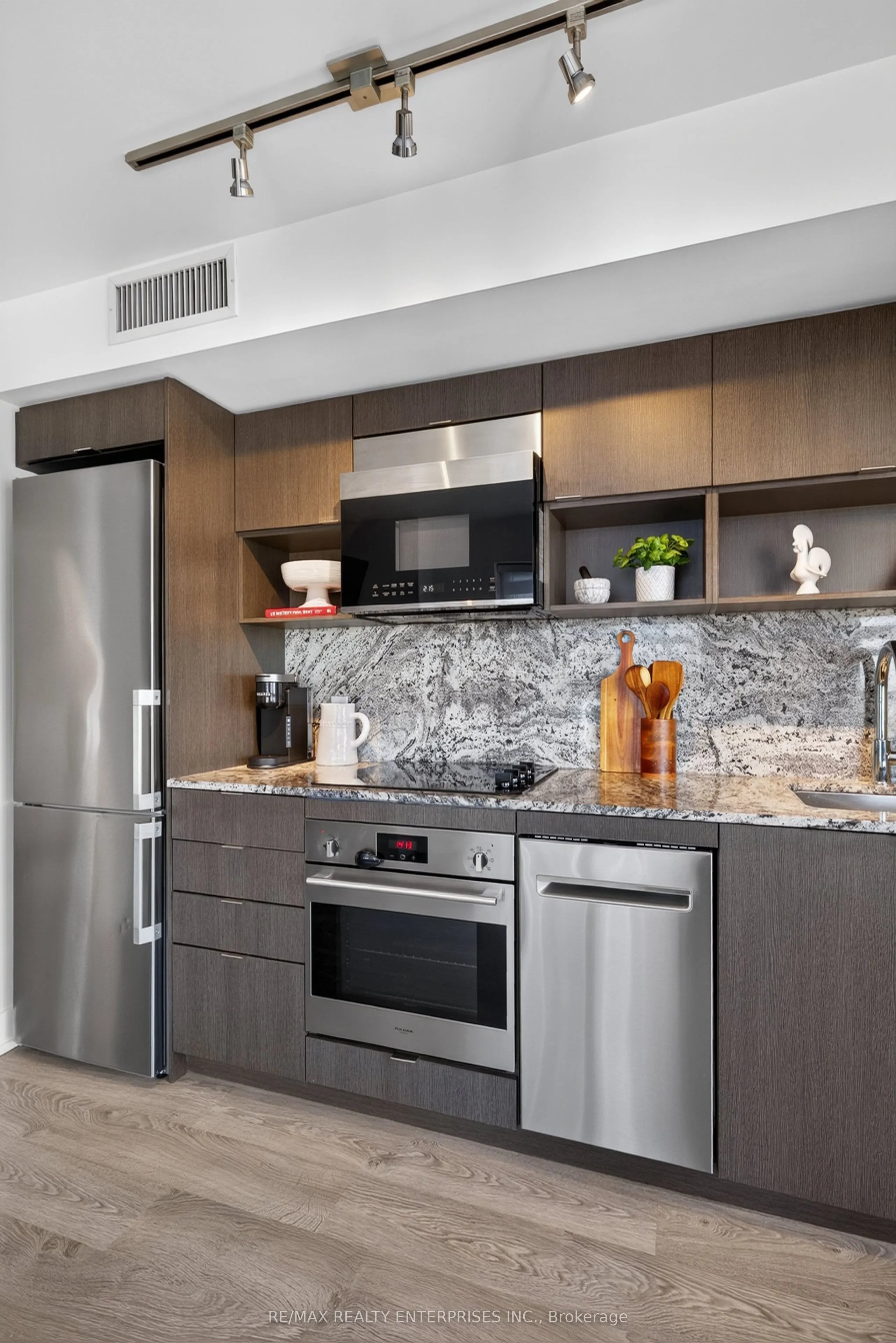 9 MABELLE Avenue #2818