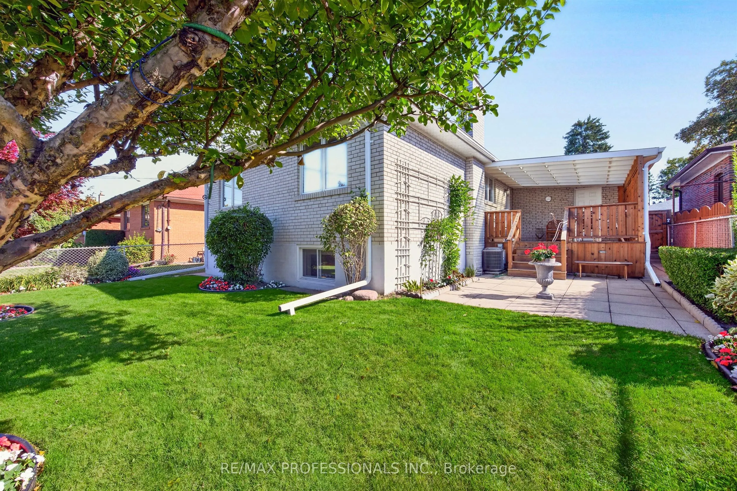 302 La Rose Avenue