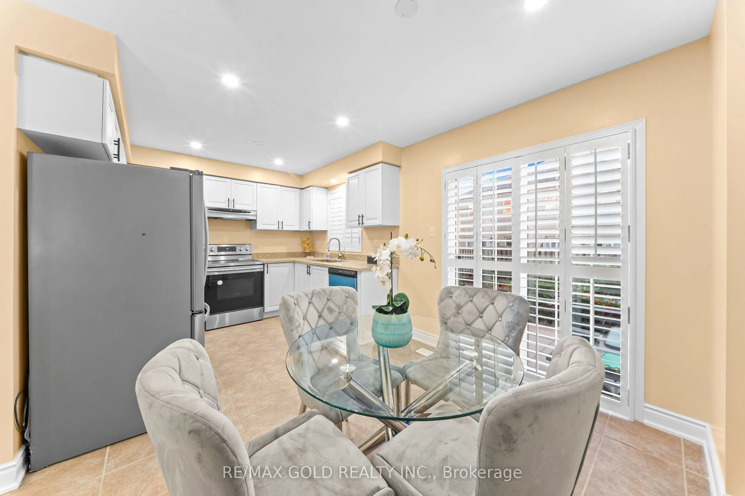 107 Crystalview Crescent