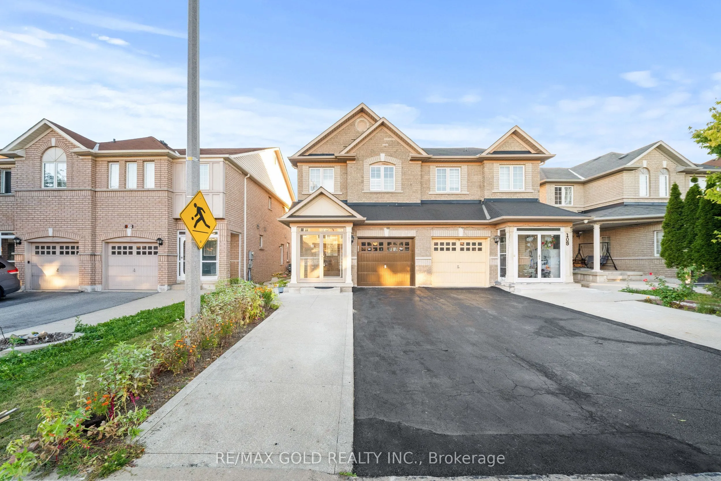 107 Crystalview Crescent
