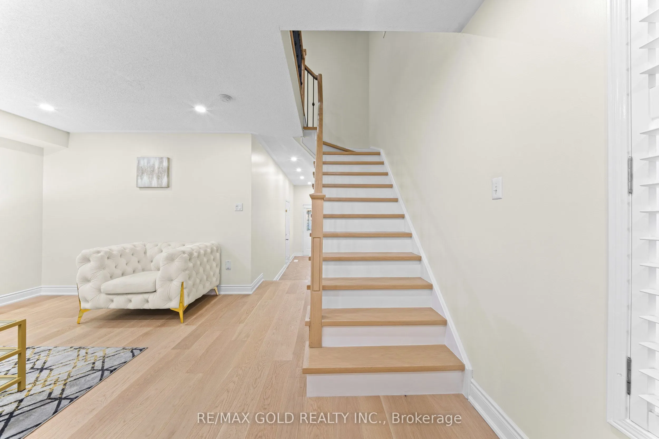 107 Crystalview Crescent