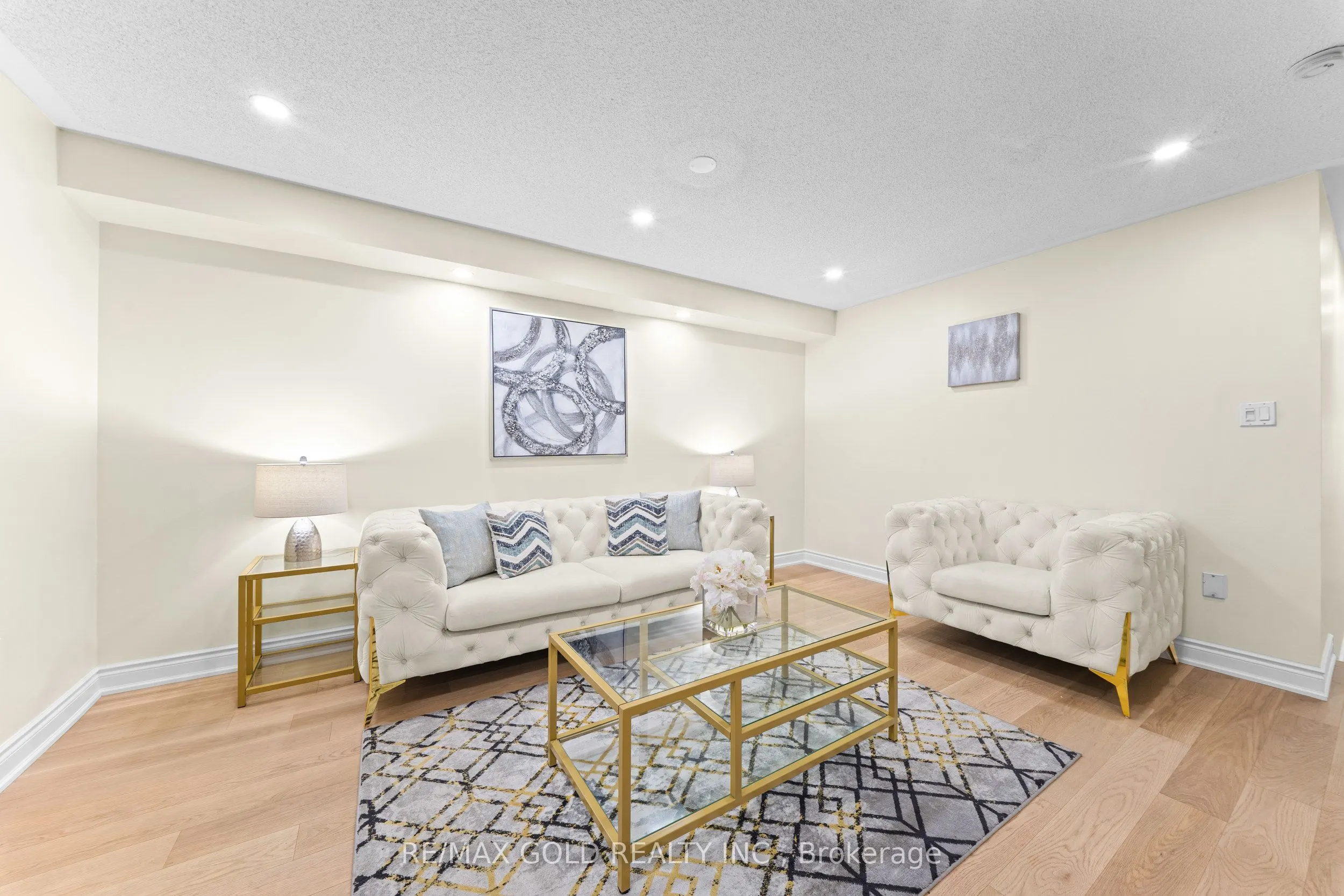 107 Crystalview Crescent