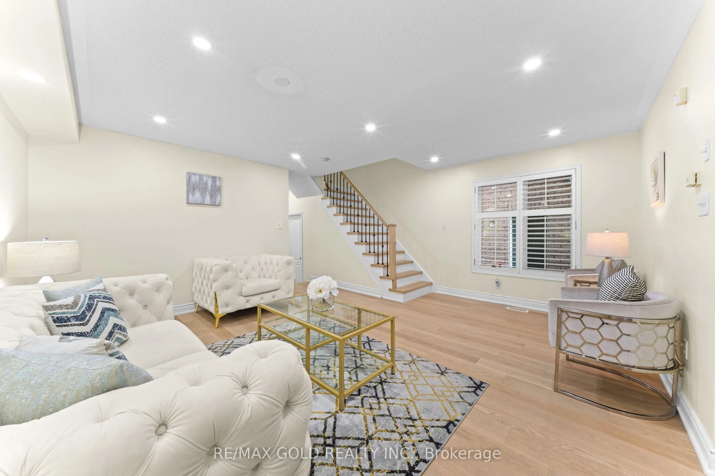 107 Crystalview Crescent