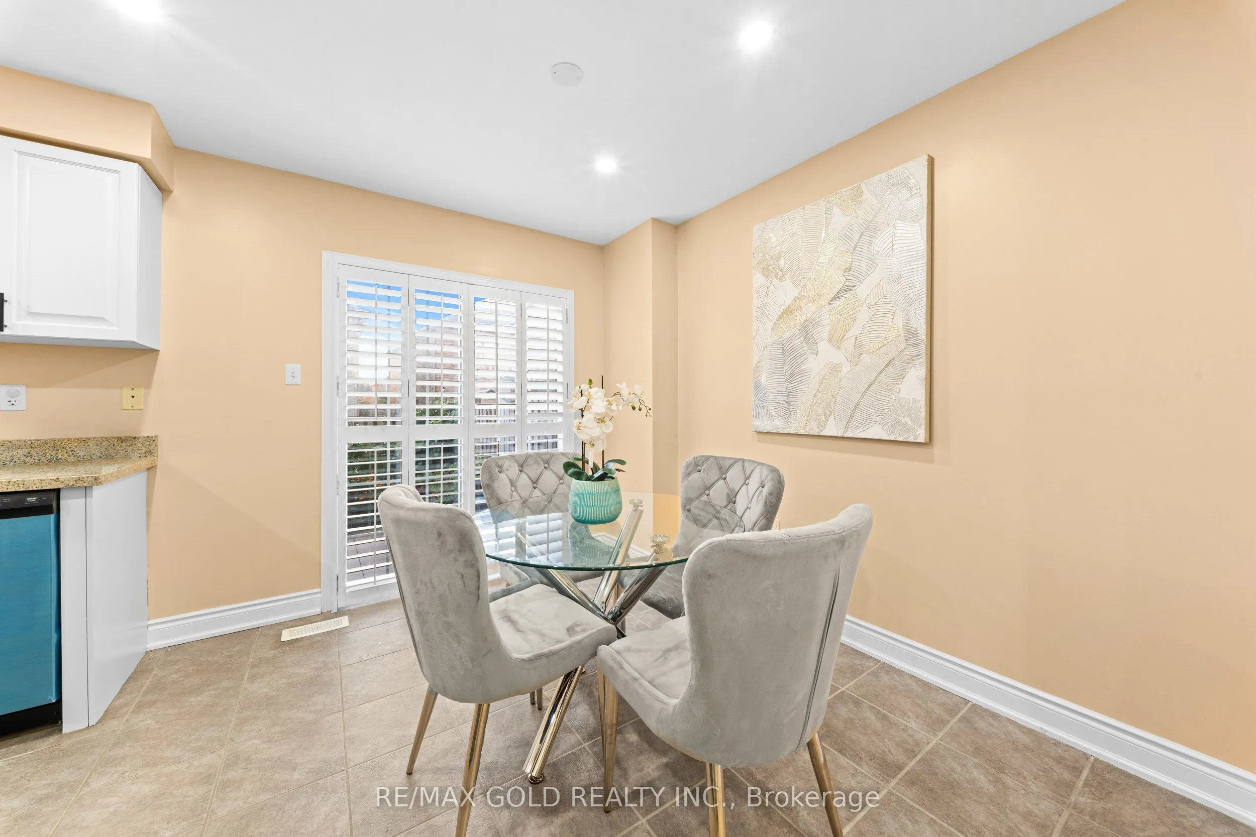 107 Crystalview Crescent