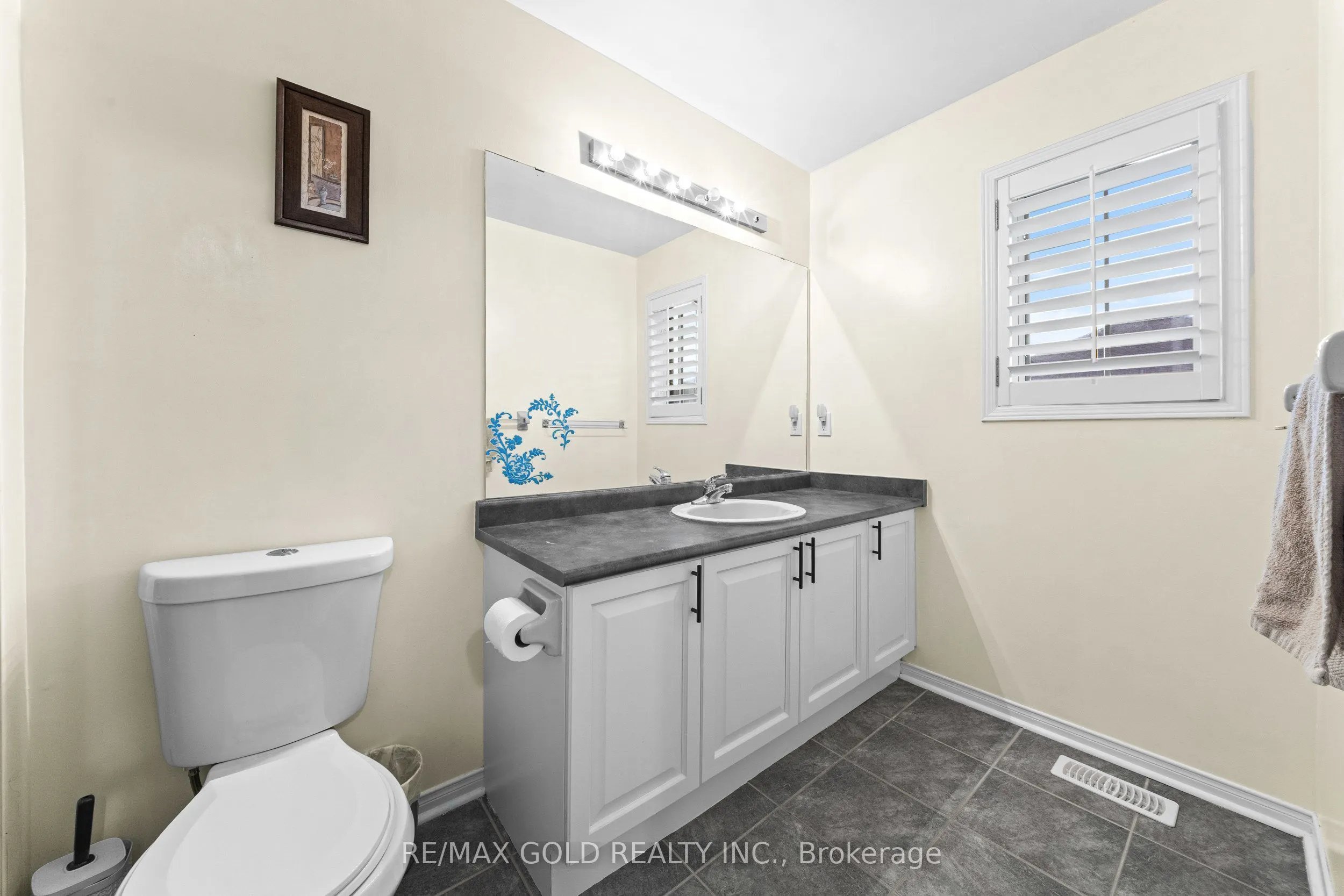 107 Crystalview Crescent