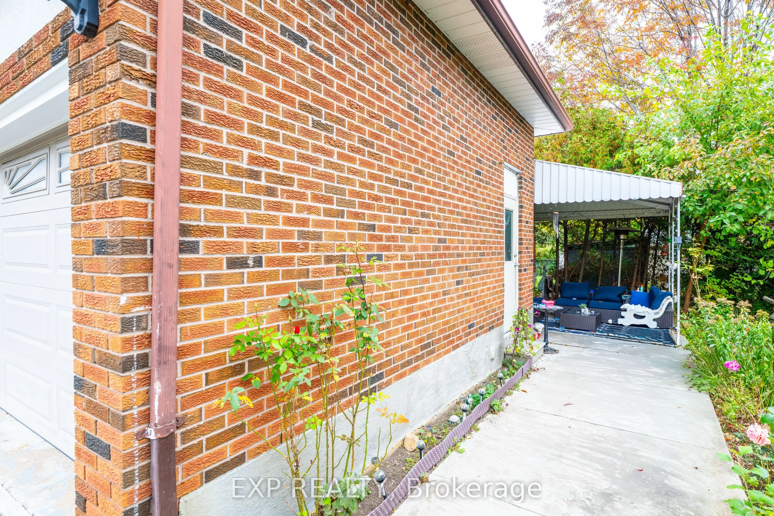 593A Scarlett Road N