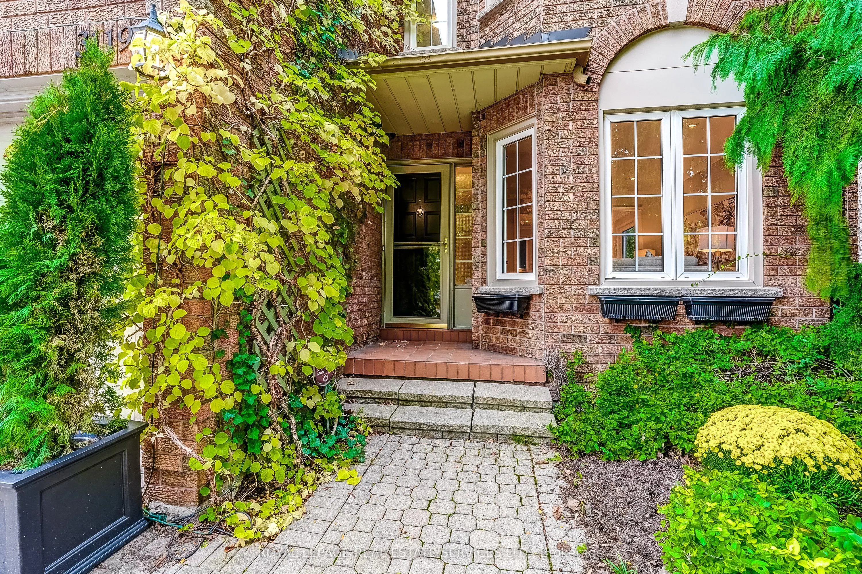 3119 Dover Crescent