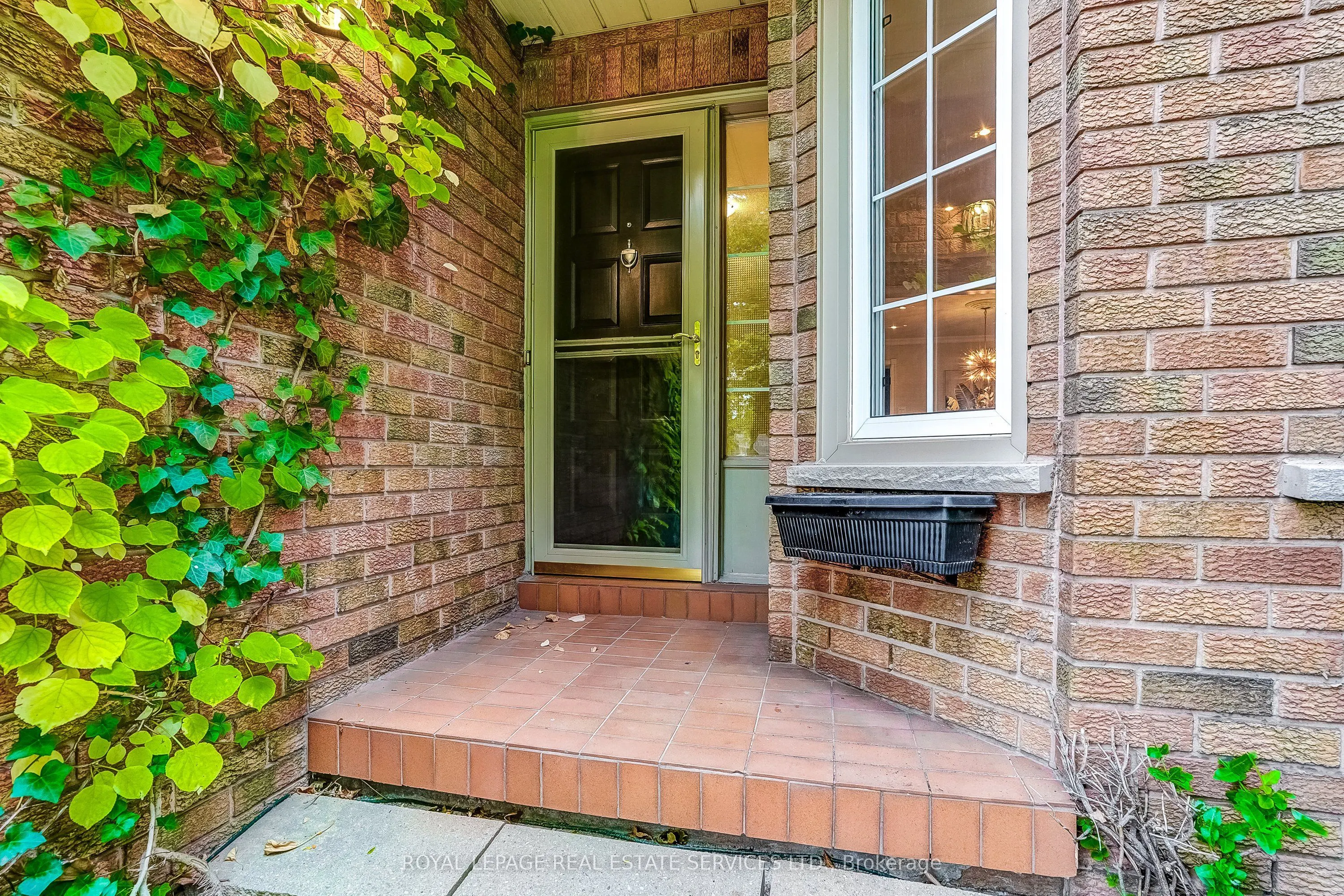 3119 Dover Crescent