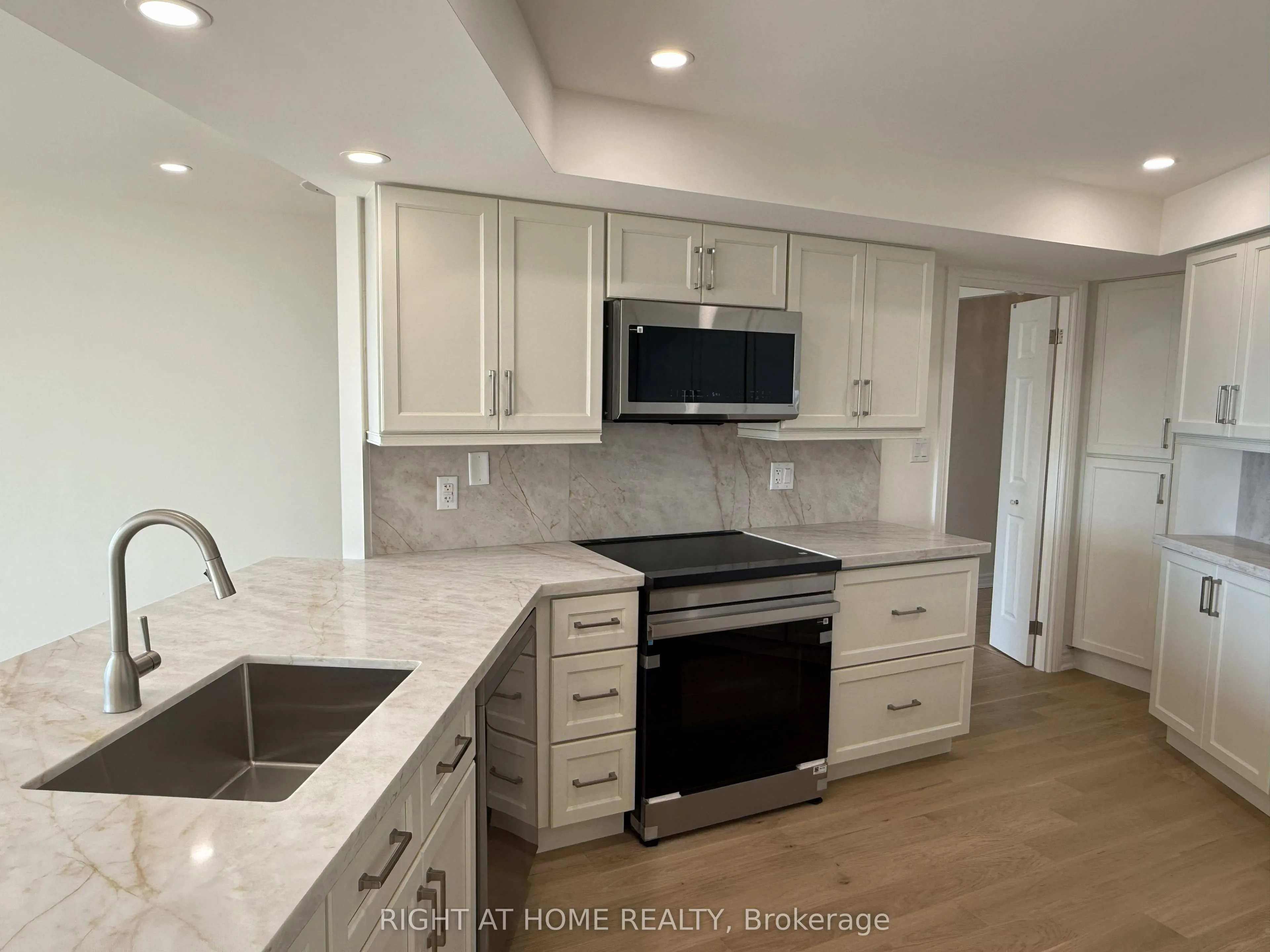 2000 ISLINGTON Avenue #707