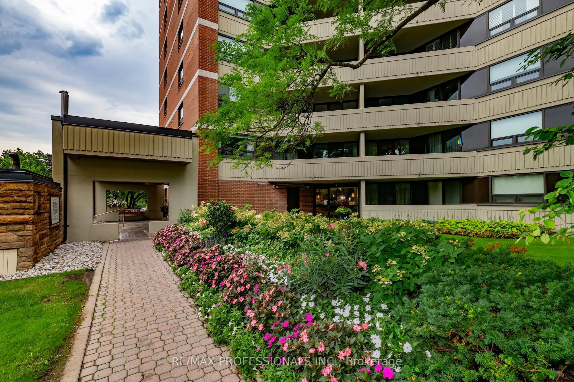 95 La Rose Avenue #105
