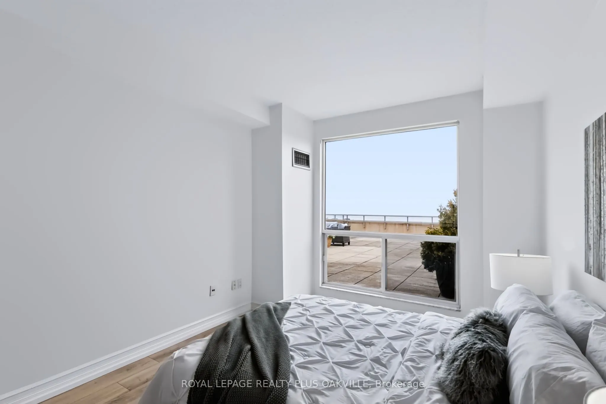 2511 Lakeshore Road W #712