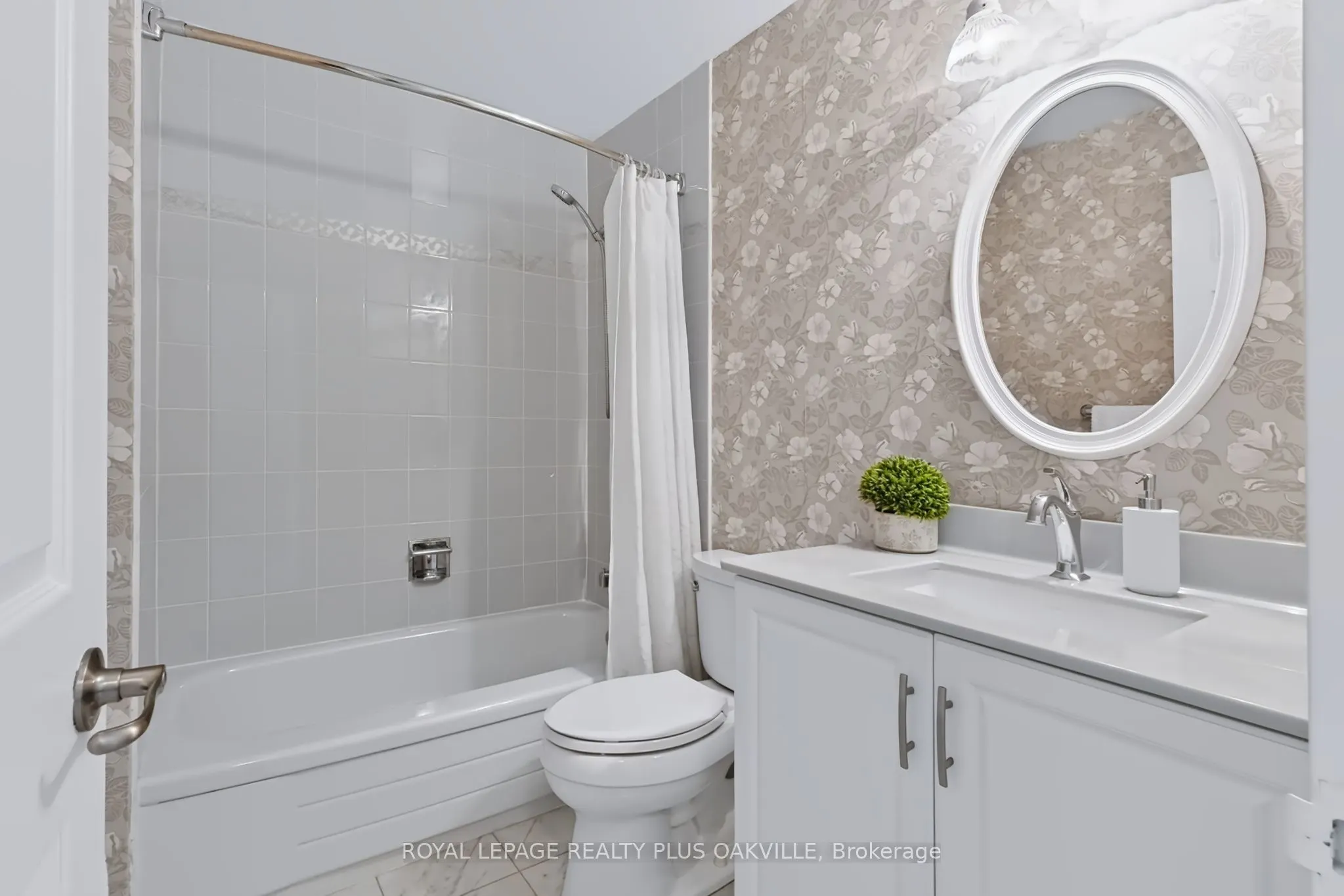 2511 Lakeshore Road W #712