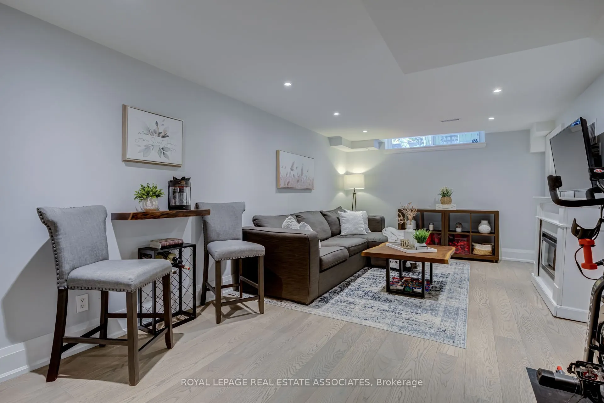 889 Sweetwater Crescent