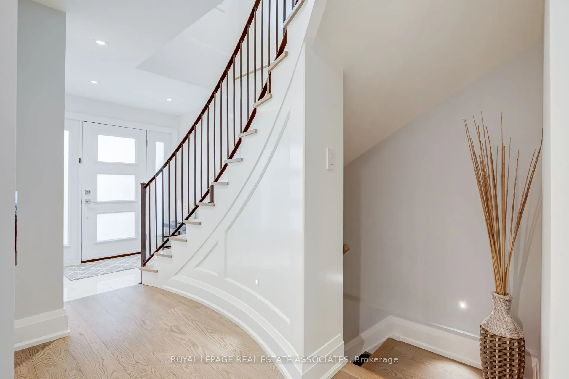889 Sweetwater Crescent