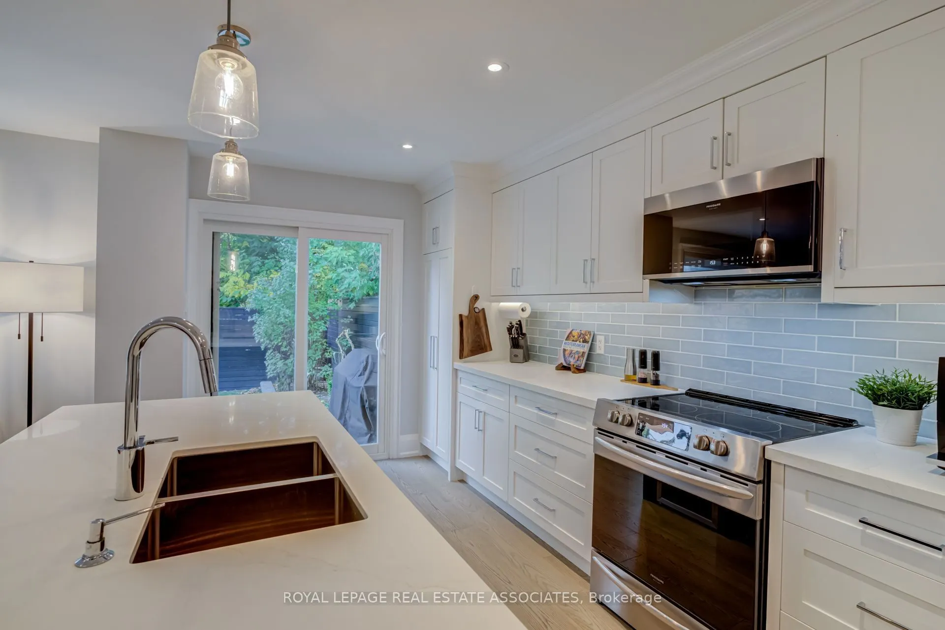 889 Sweetwater Crescent