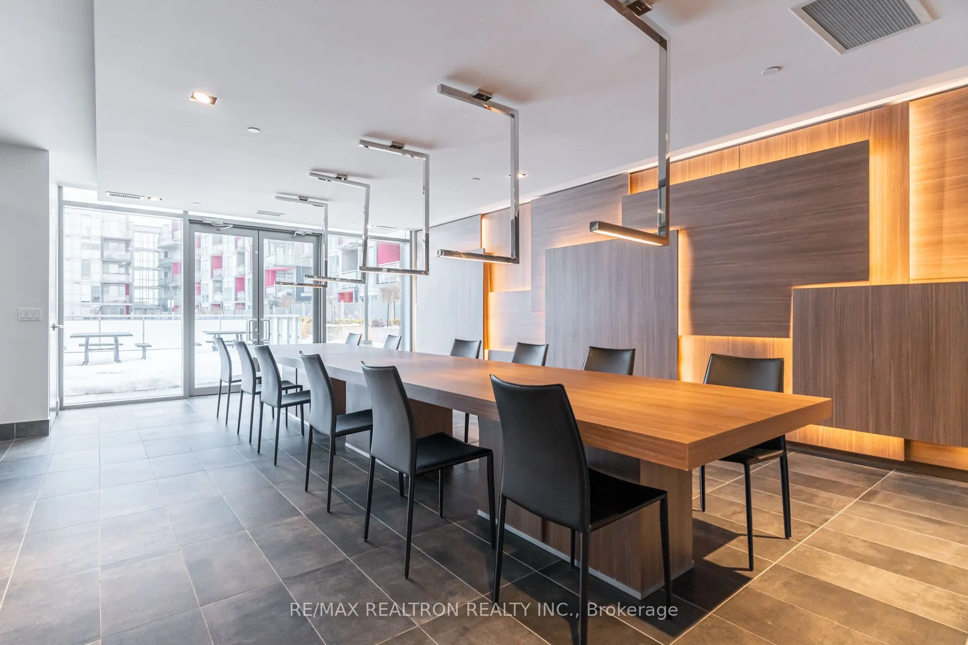 5260 Dundas Street N #C401