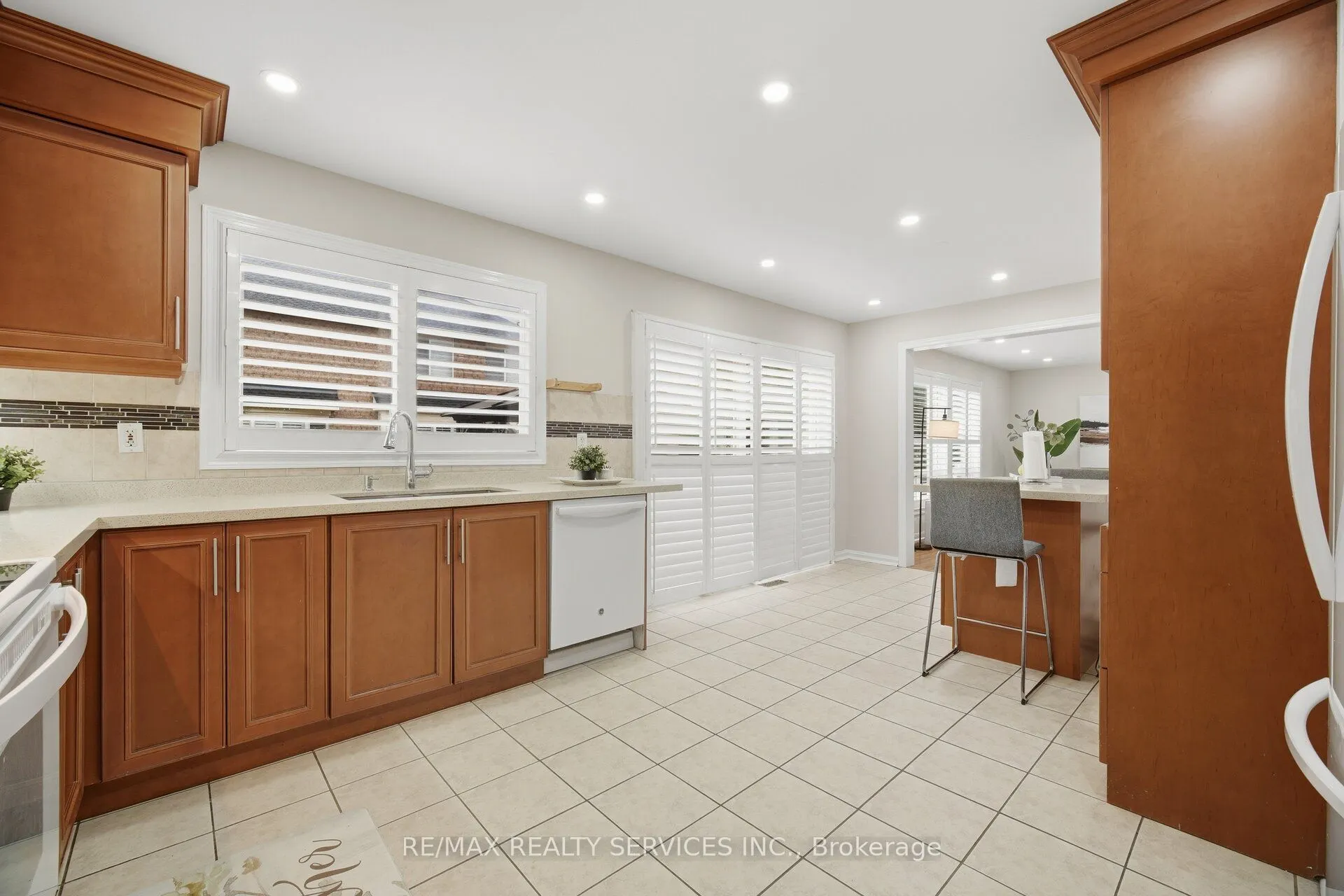 881 Lancaster Boulevard