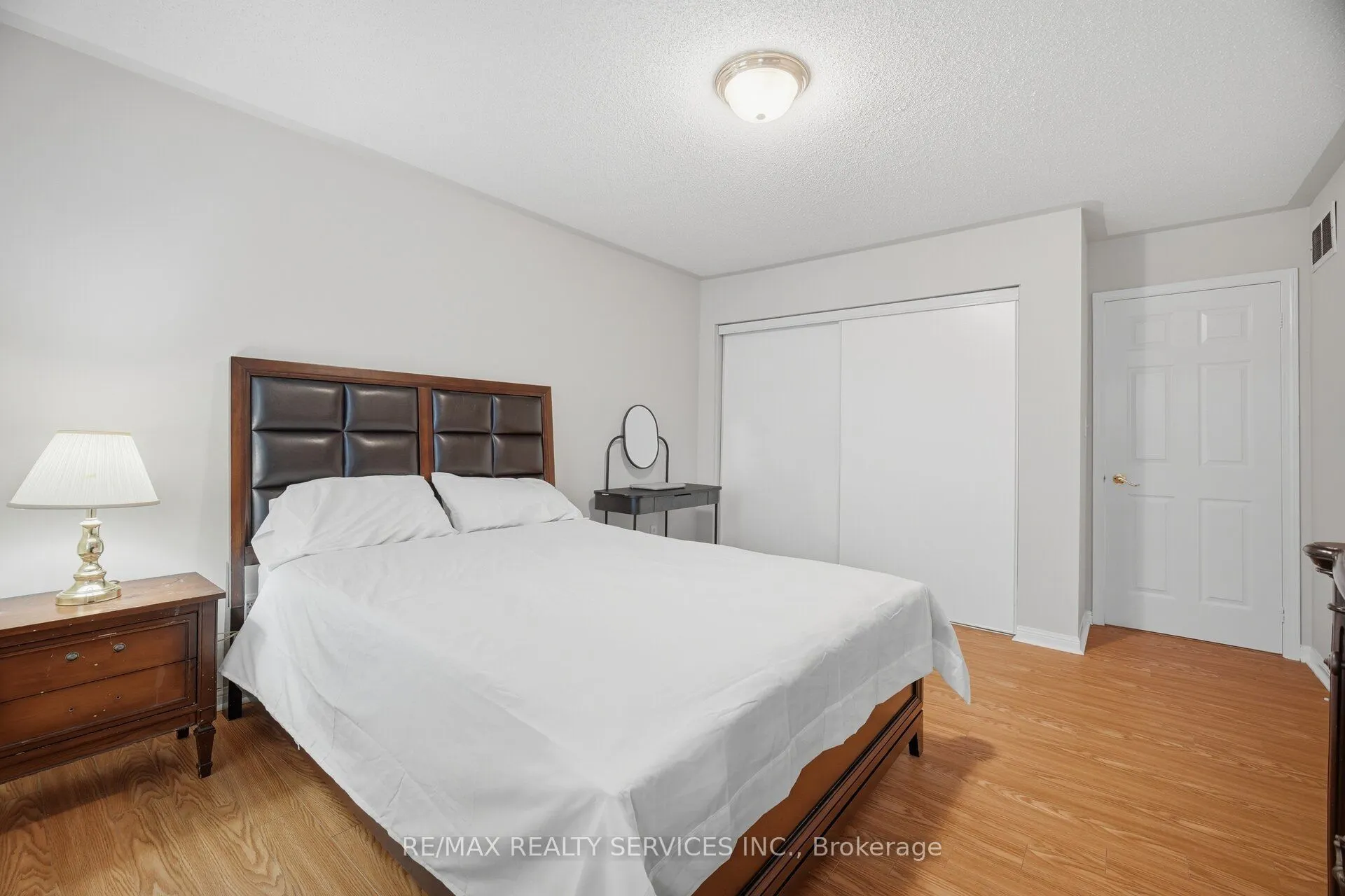 881 Lancaster Boulevard