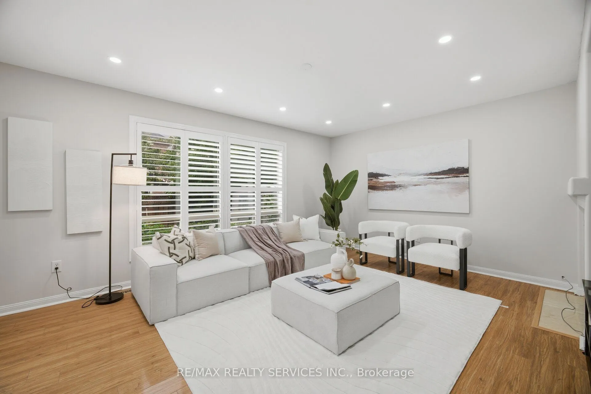881 Lancaster Boulevard