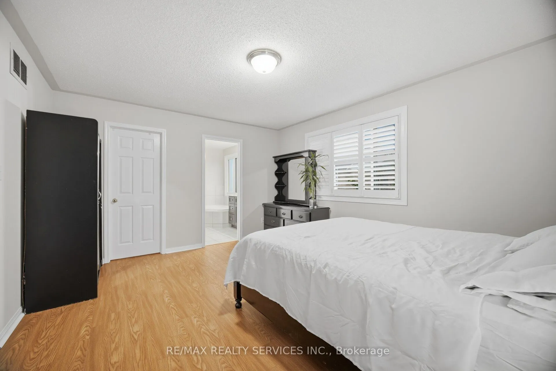 881 Lancaster Boulevard