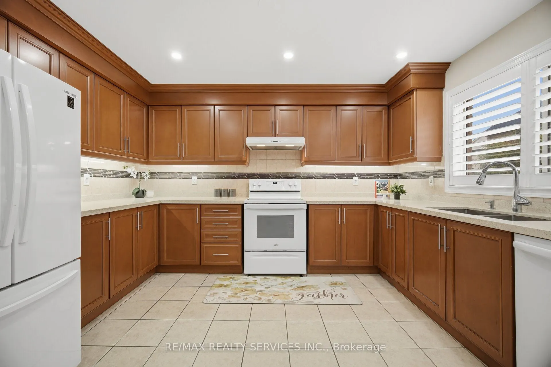 881 Lancaster Boulevard
