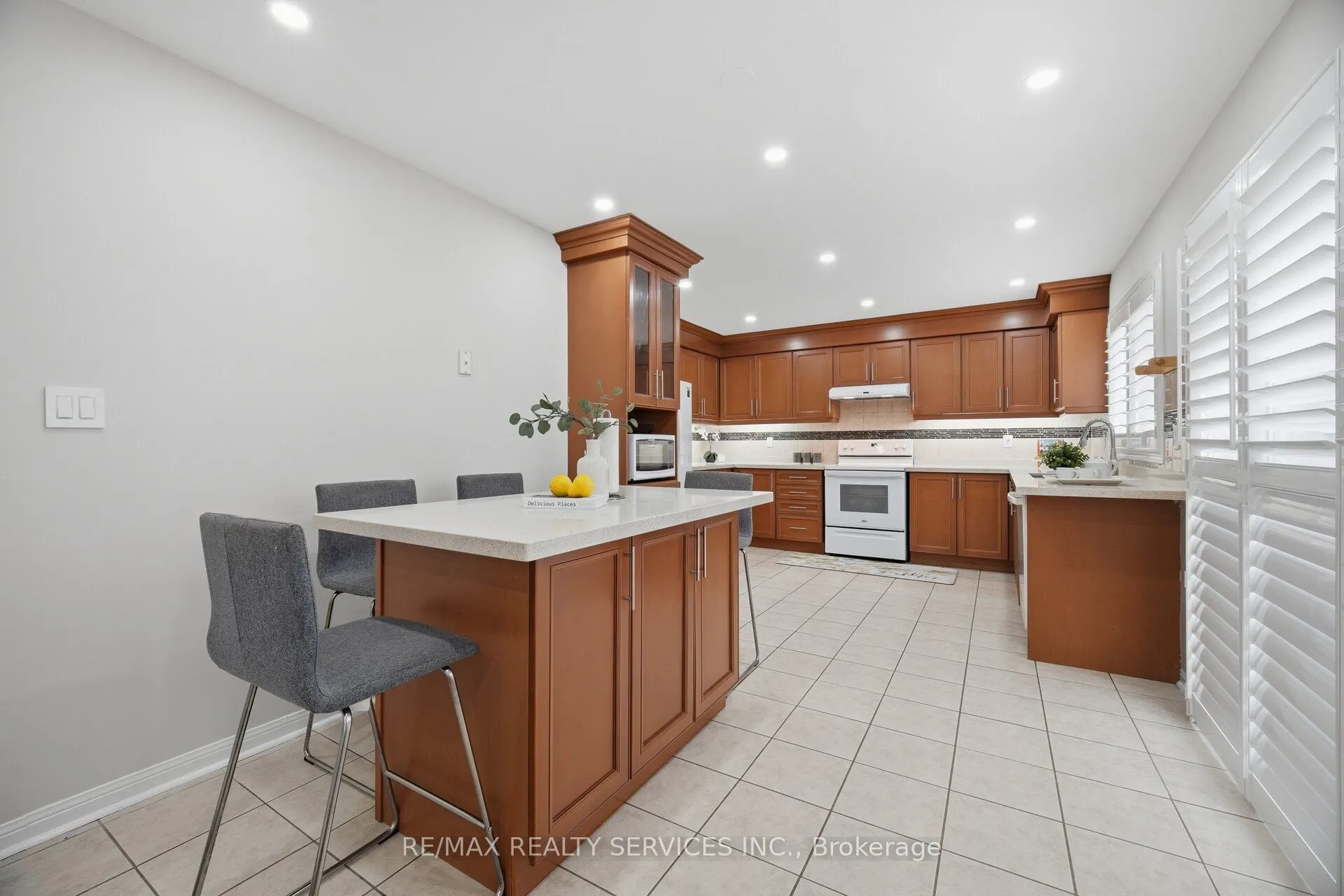 881 Lancaster Boulevard
