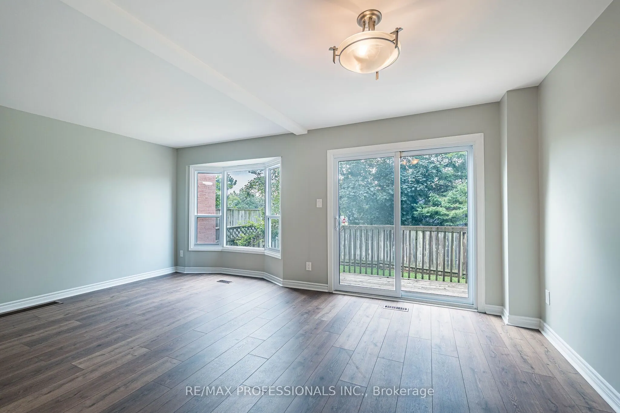 2004 Glenada Crescent #23