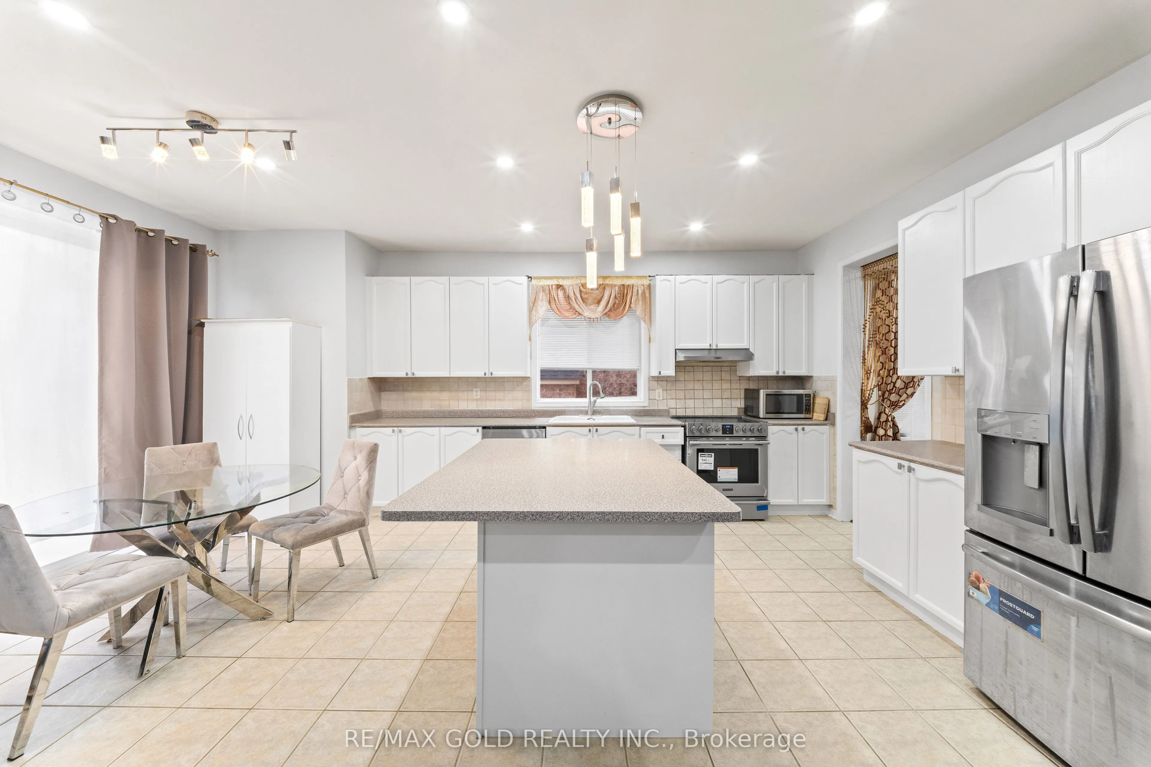 28 Latania Boulevard