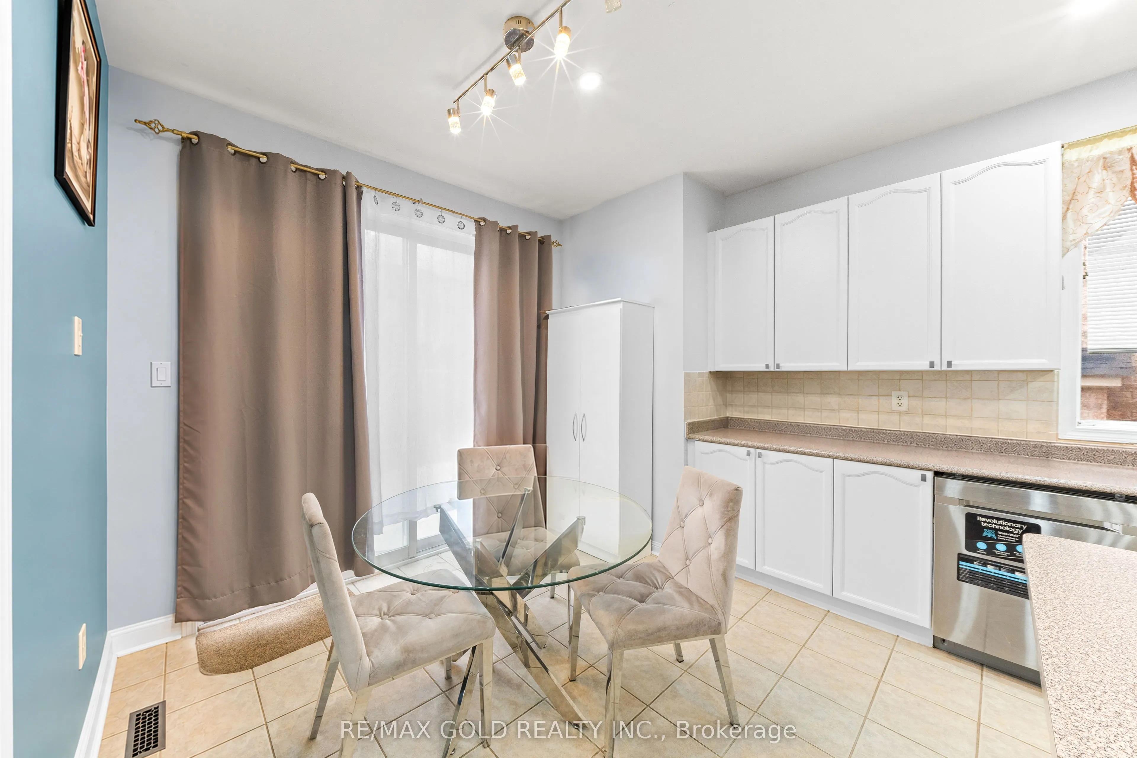 28 Latania Boulevard