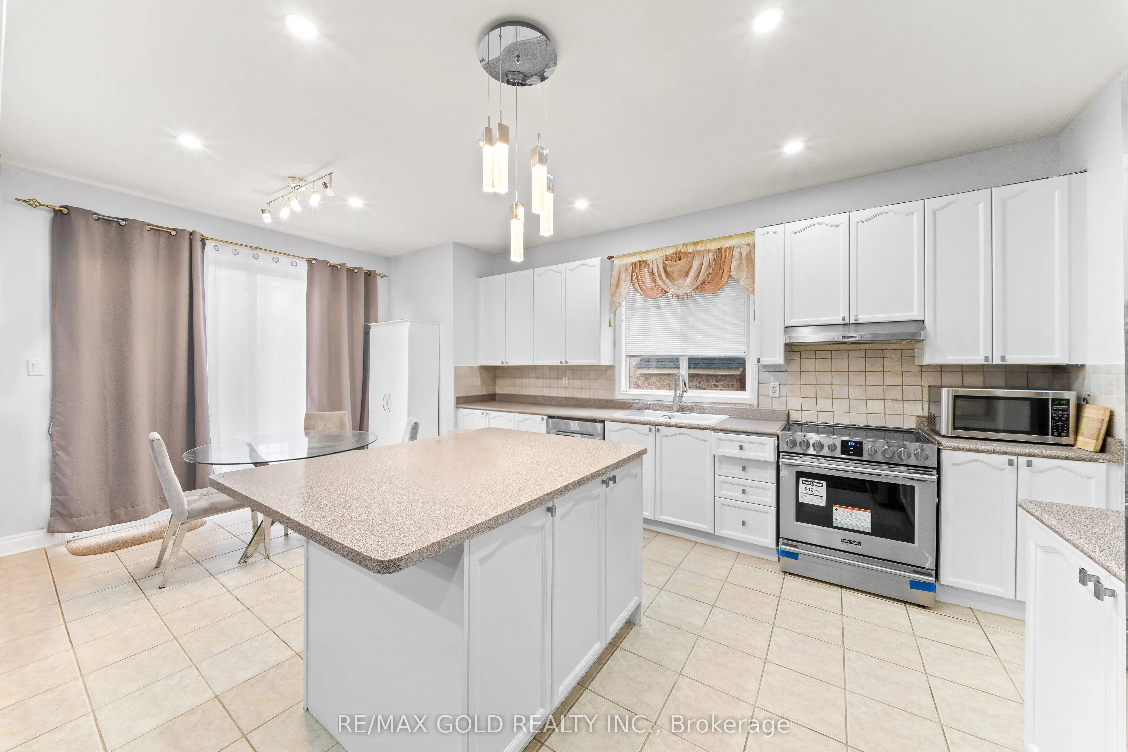 28 Latania Boulevard
