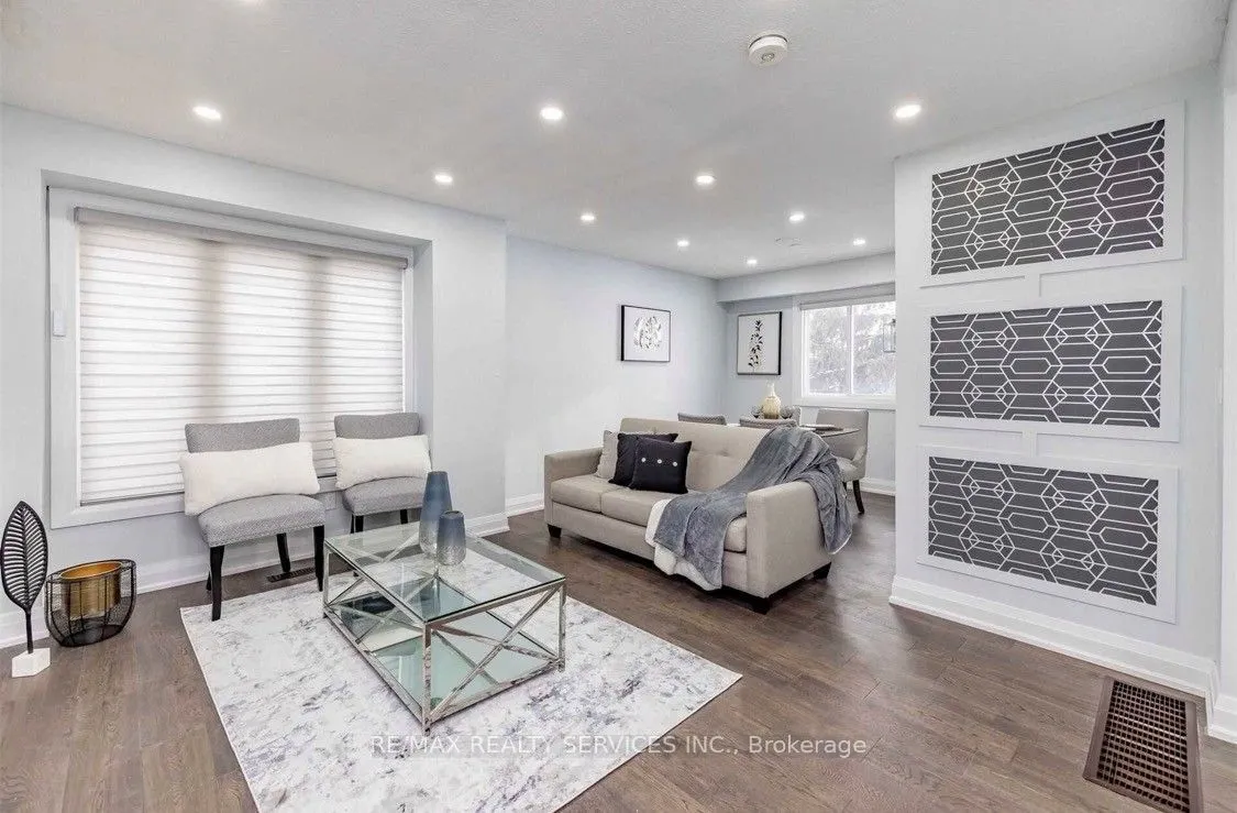52 Roehampton Crescent